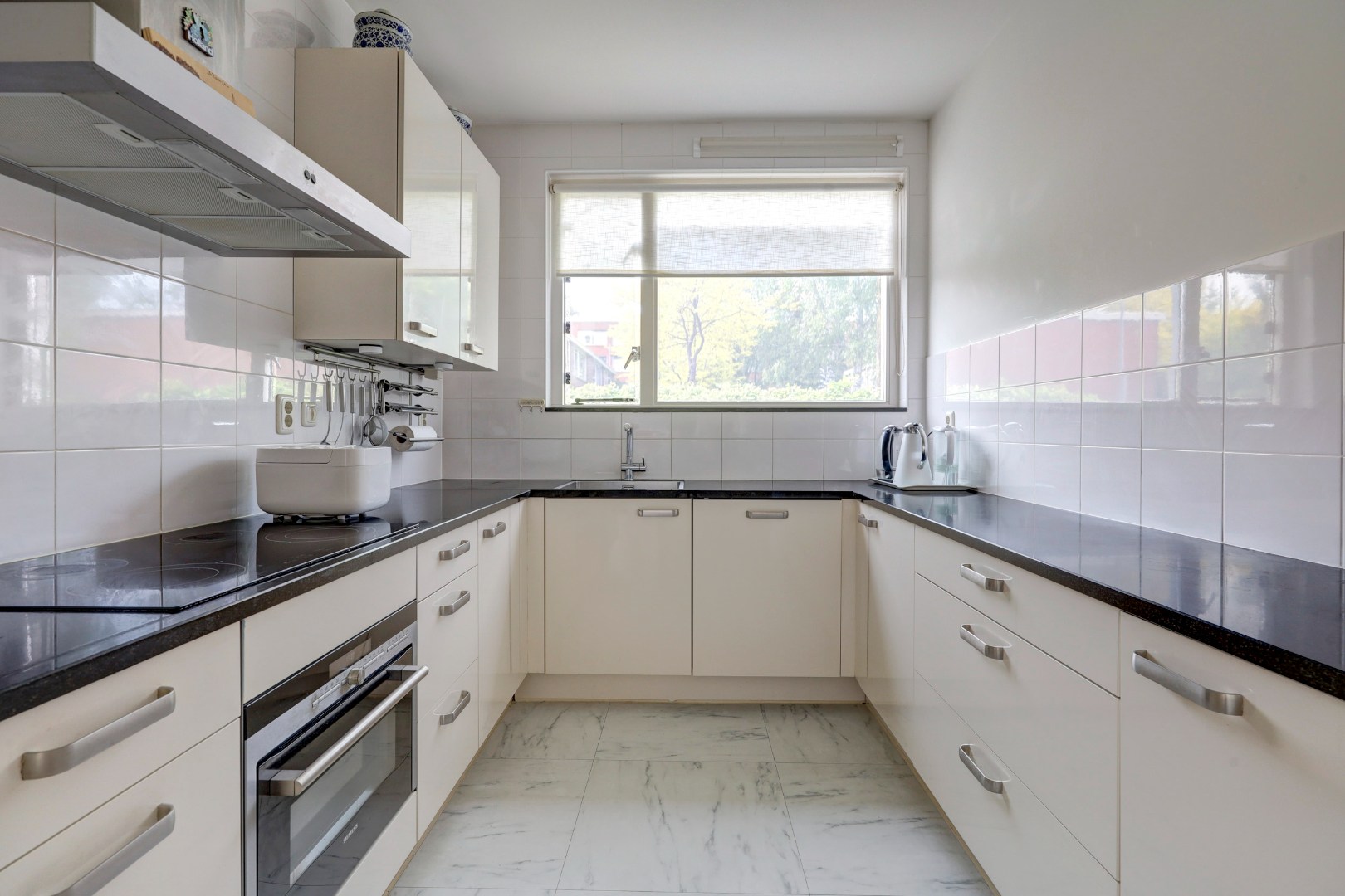 Goed onderhouden 4-kamer eengezinswoning met 3 goede slaapkamers (optie tot creëren 4e slaapkamer), ruime badkamer, onderhoudsvriendelijke tuin en gelegen op eigen grond! 