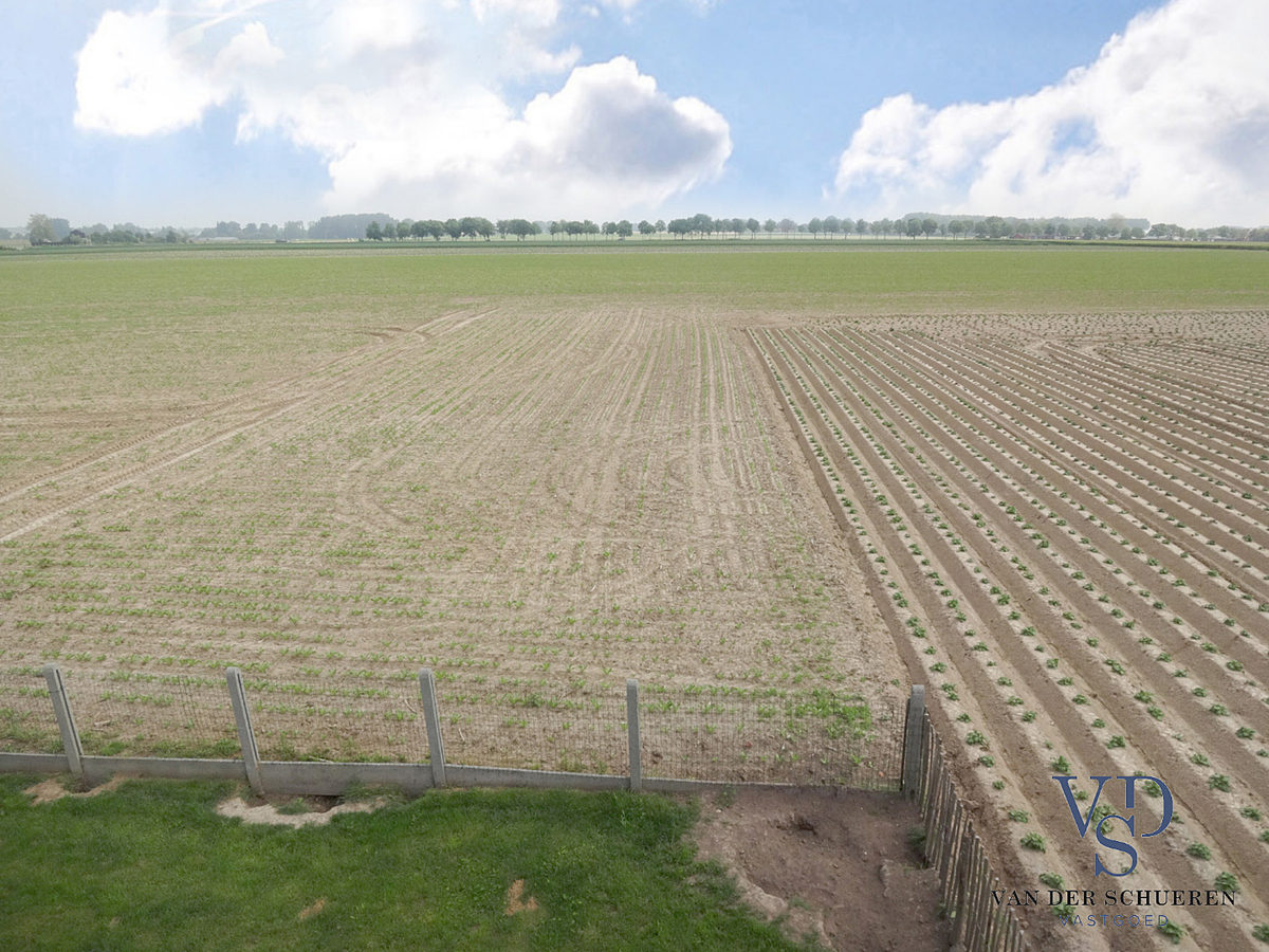 Exceptioneel gelegen, eigentijdse bungalow-villa. 