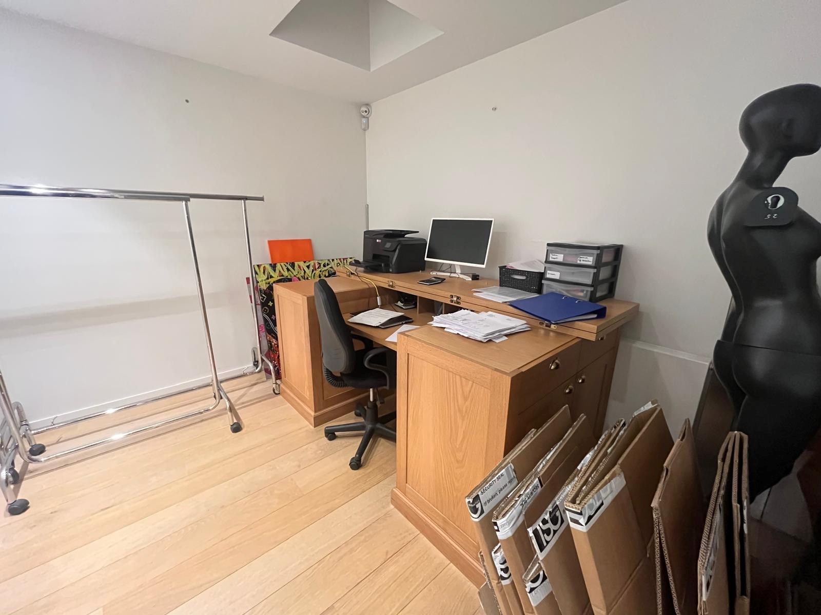 Centraal gelegen handelspand te huur op de Lippenslaan van Knokke: 