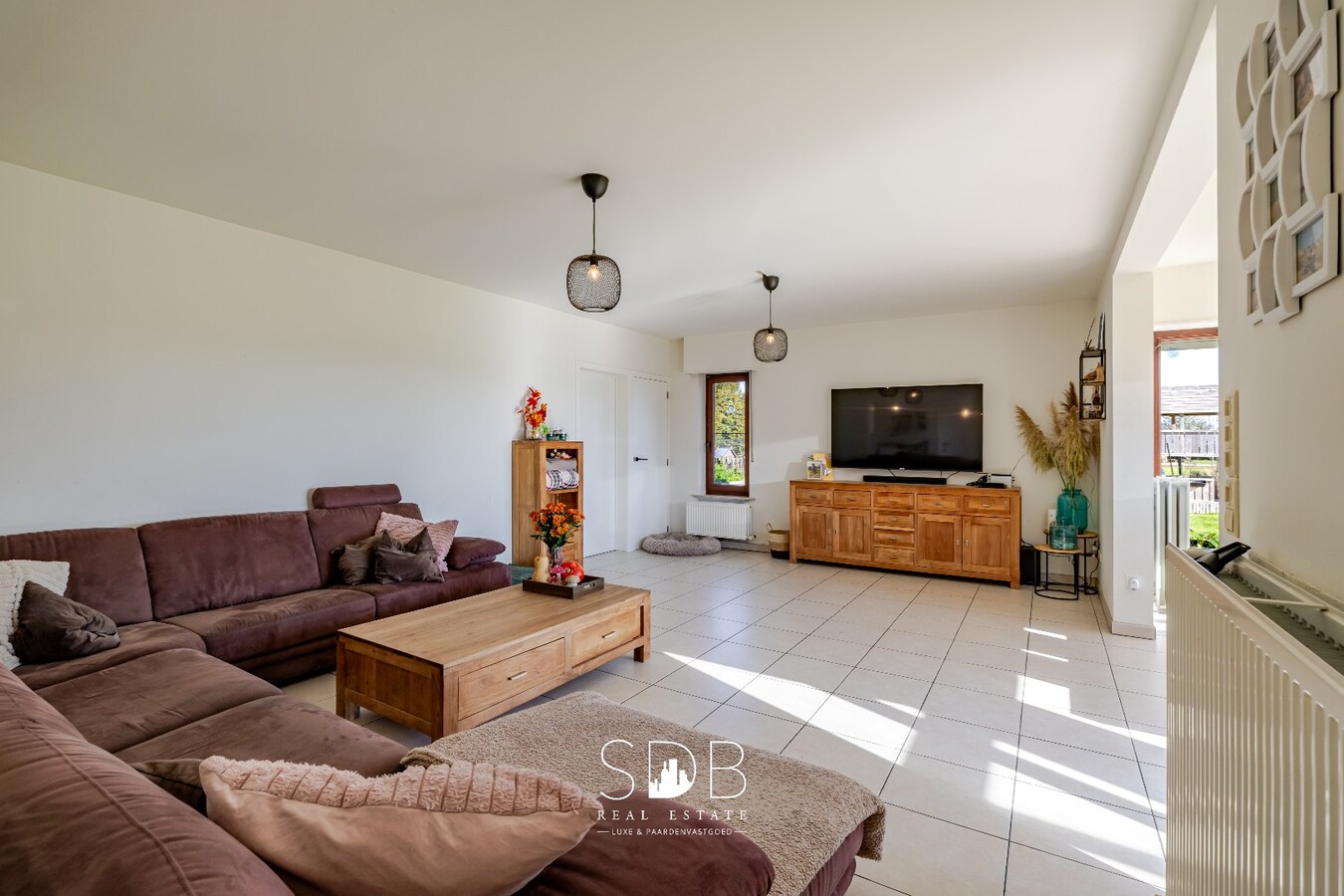 Hedendaagse woning met hippische accommodatie op 17.782m² 