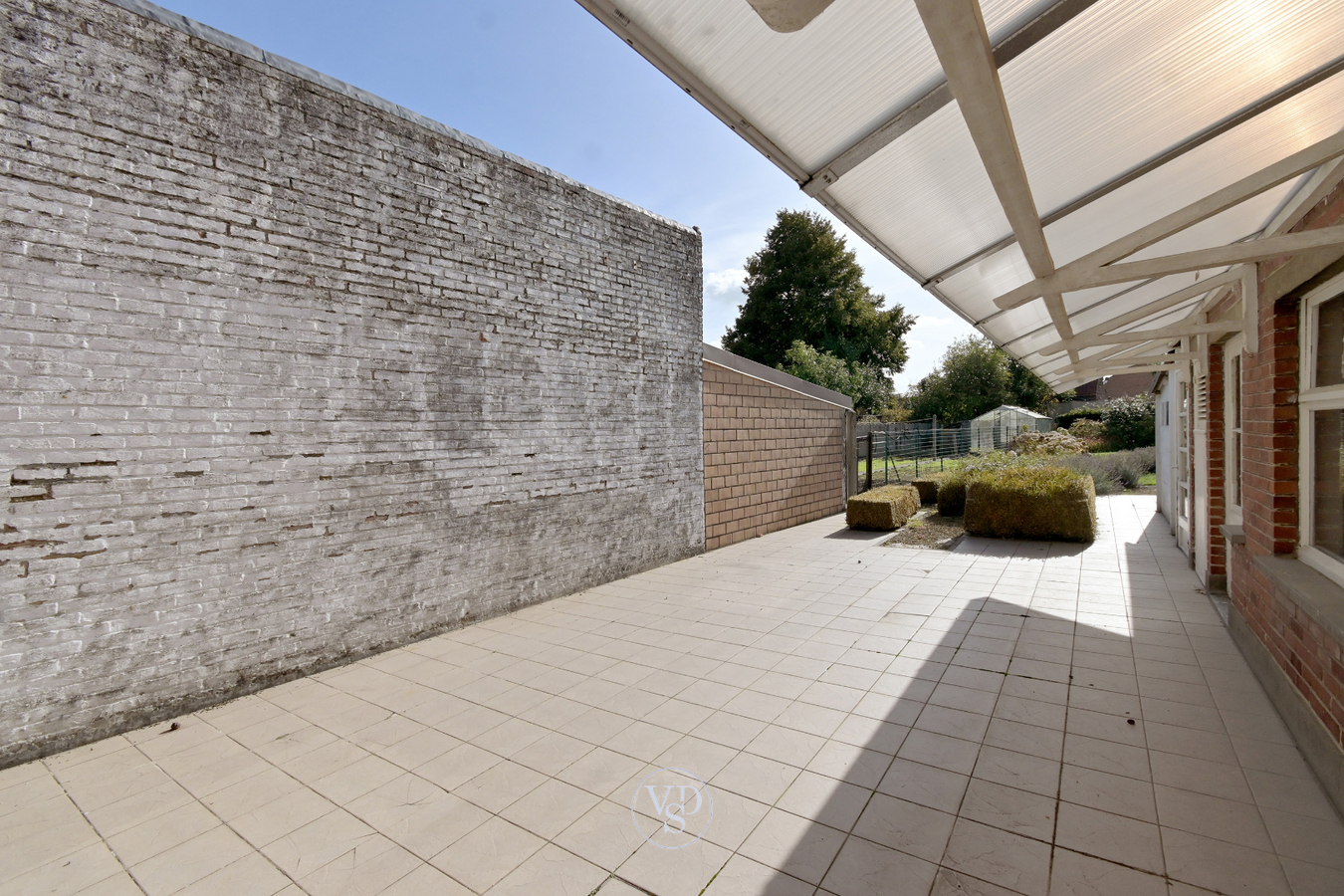 Degelijke woning met mogelijkheden, nabij centrum Zingem. 