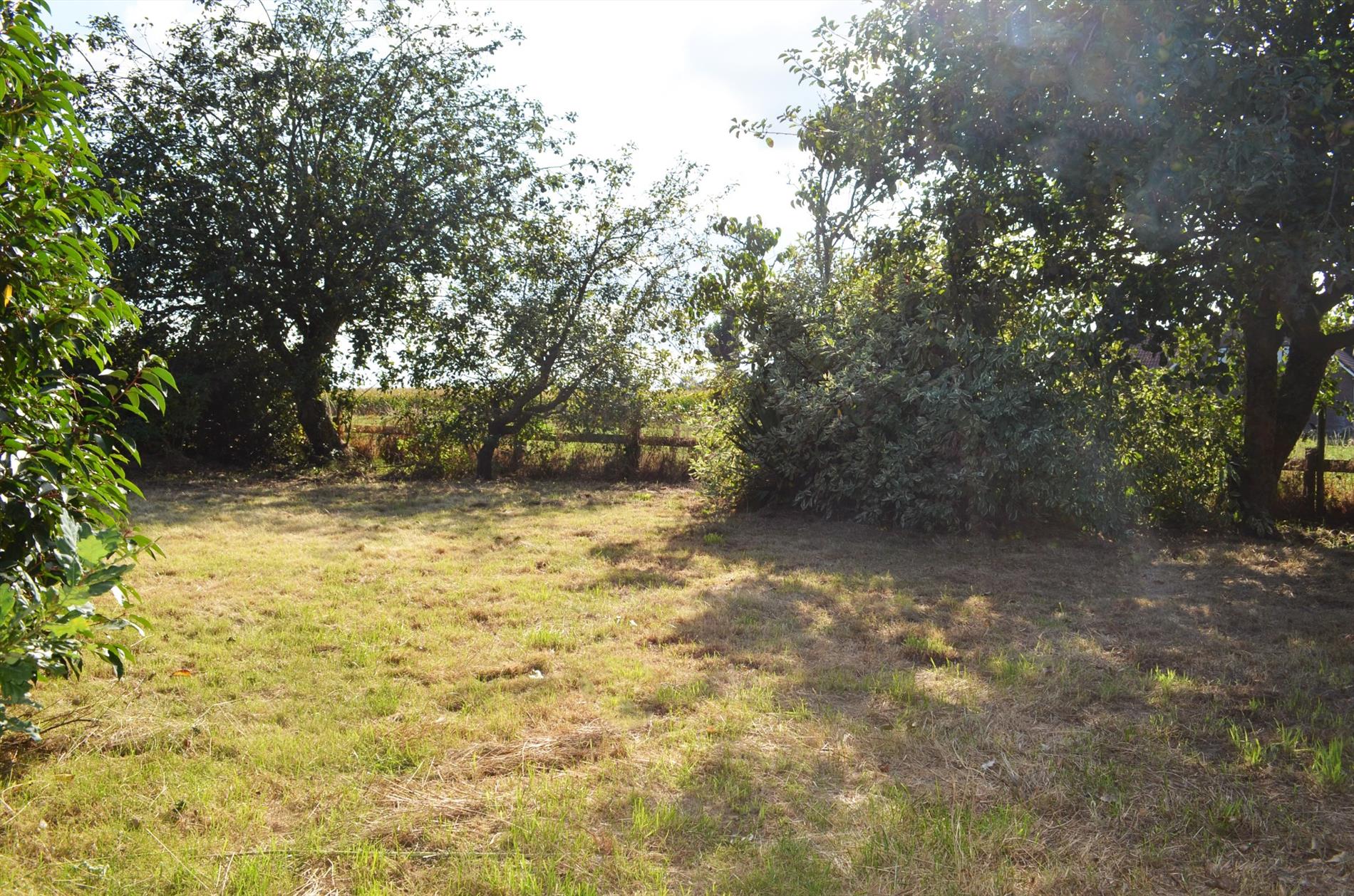 Te renoveren gezinswoning met 3 slpks, garage en tuin rustig gelegen te Bassevelde 