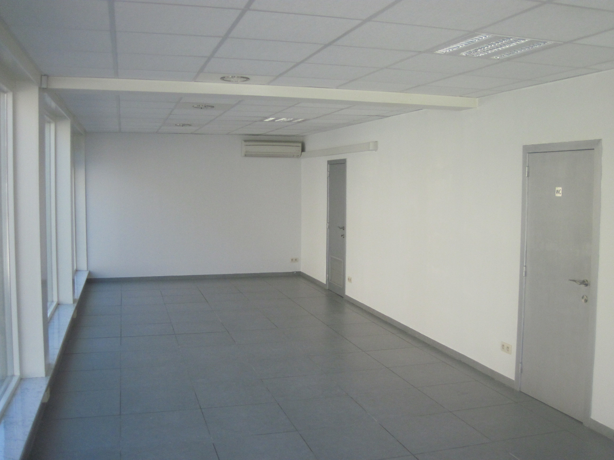 Gelijkvloers pand op top-ligging. Mogelijkheden als winkel of kantoor. 