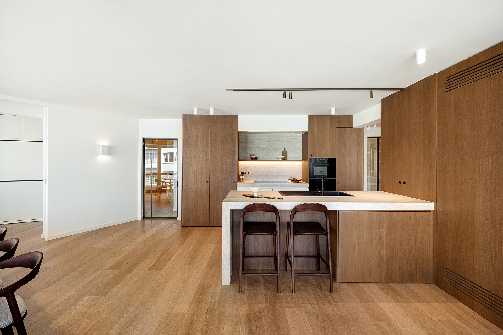Appartement d'angle spacieux et luxueusement rénové avec des vues dégagées et une largeur de façade de plus de 16 mètres. 