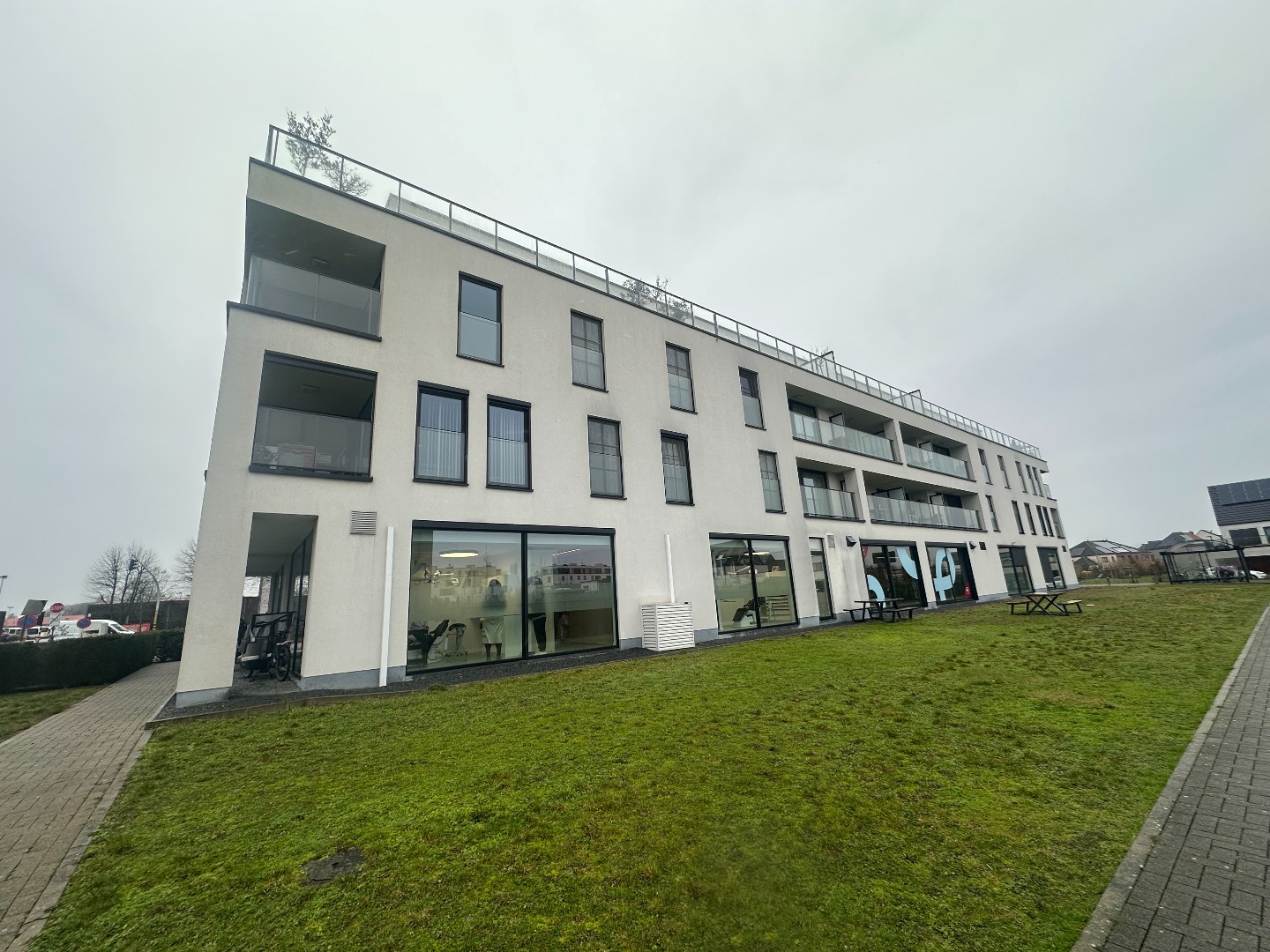 Modern 1-slpk app met terras en staanplaats 