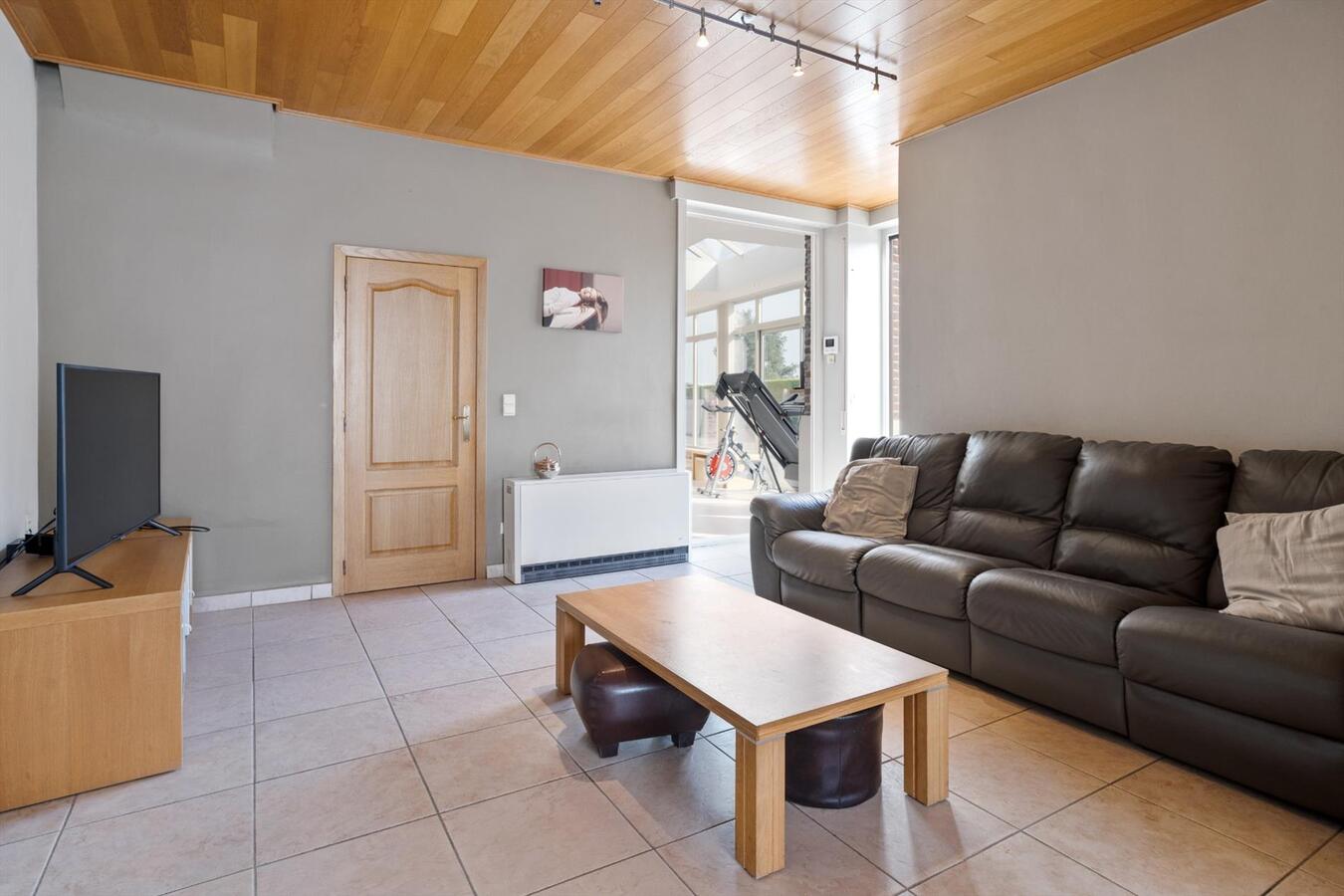 Vrijstaande woning met verwarmd zwembad op ruim perceel van 1813 m² 