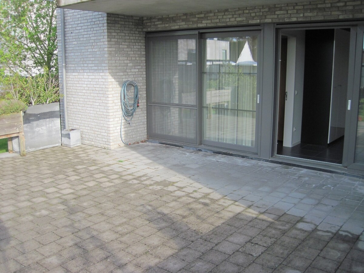 Hedendaags 2-slpk-appartement met groot terras 