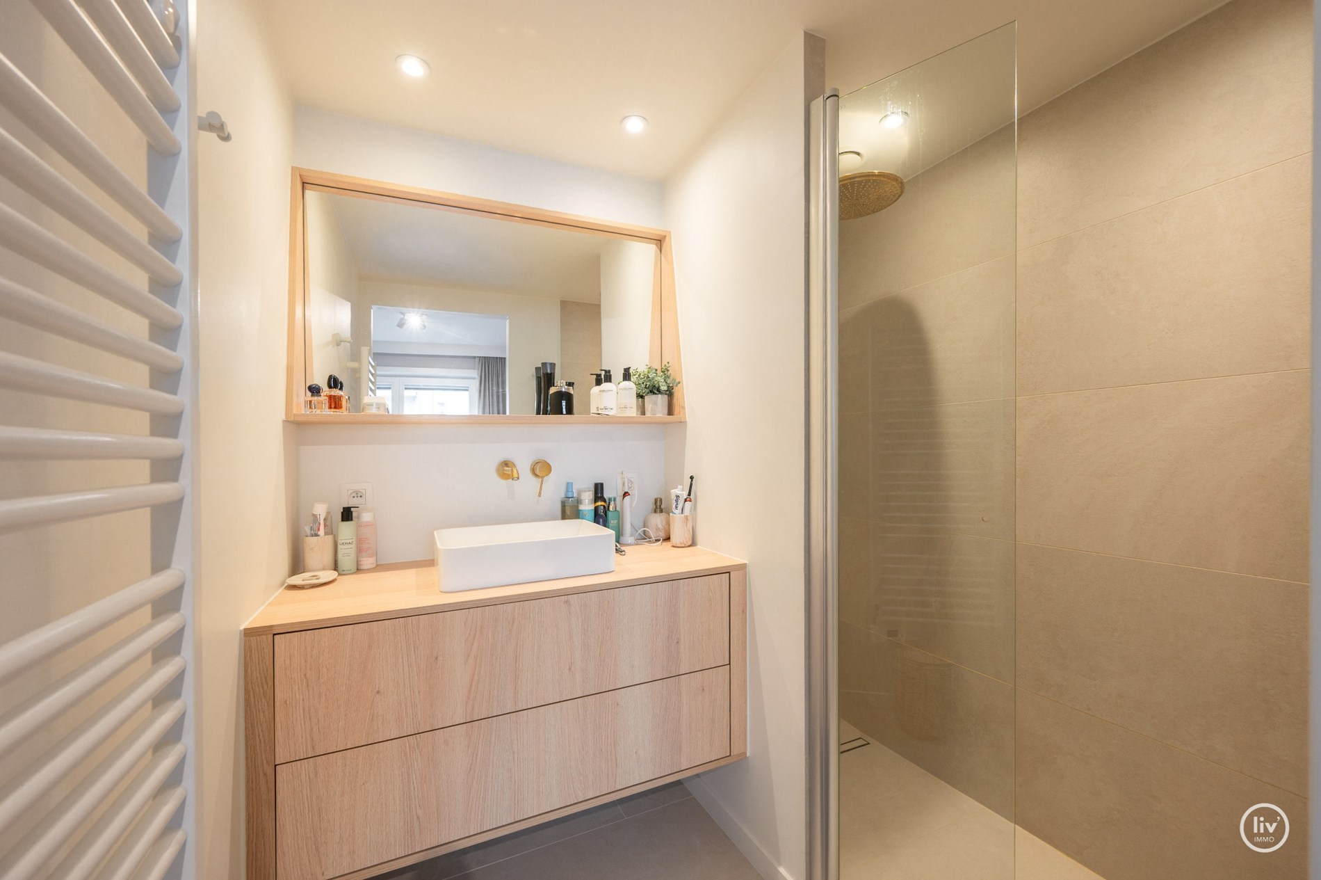 Magnifique appartement rénové de 2 chambres avec de belles vues sur le parc Yzer à Knokke. 