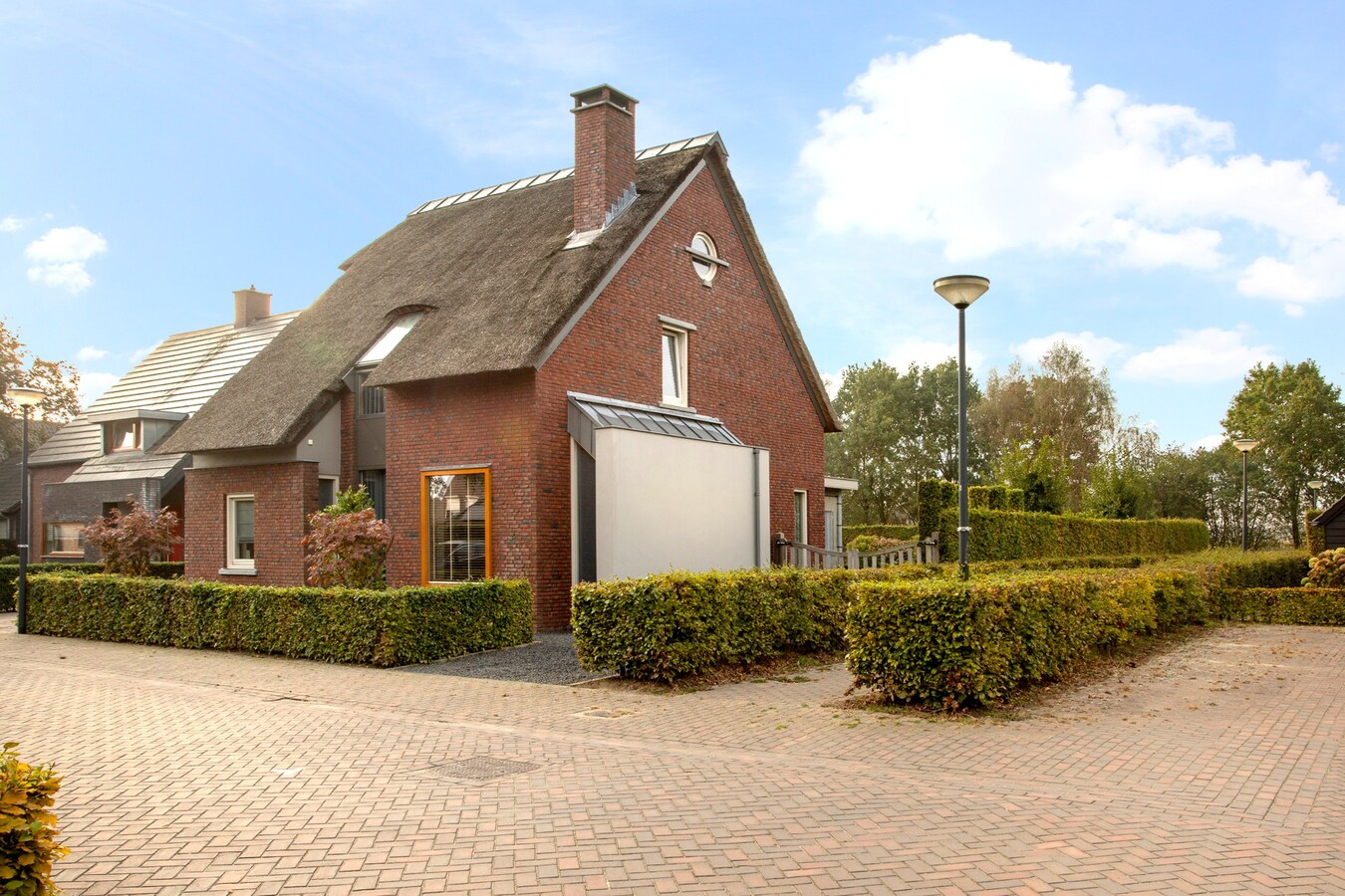 Unieke, onder architectuur gebouwde villawoning met luxe afwerking en prachtig uitzicht op het buitengebied. 