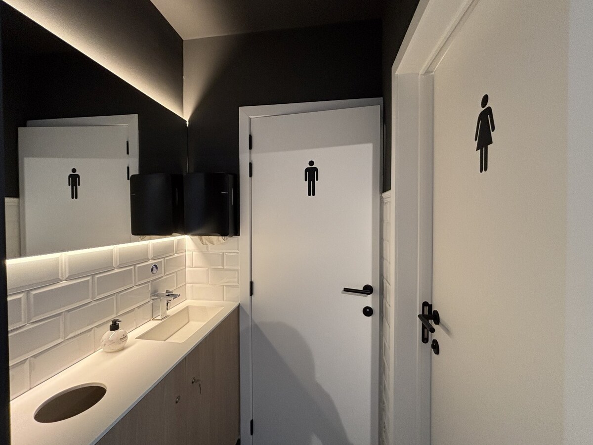 Instapklaar handelsgelijksvloers 90 m² met ruim terras  in het centrum Sint-Antonius naast Bpost. 