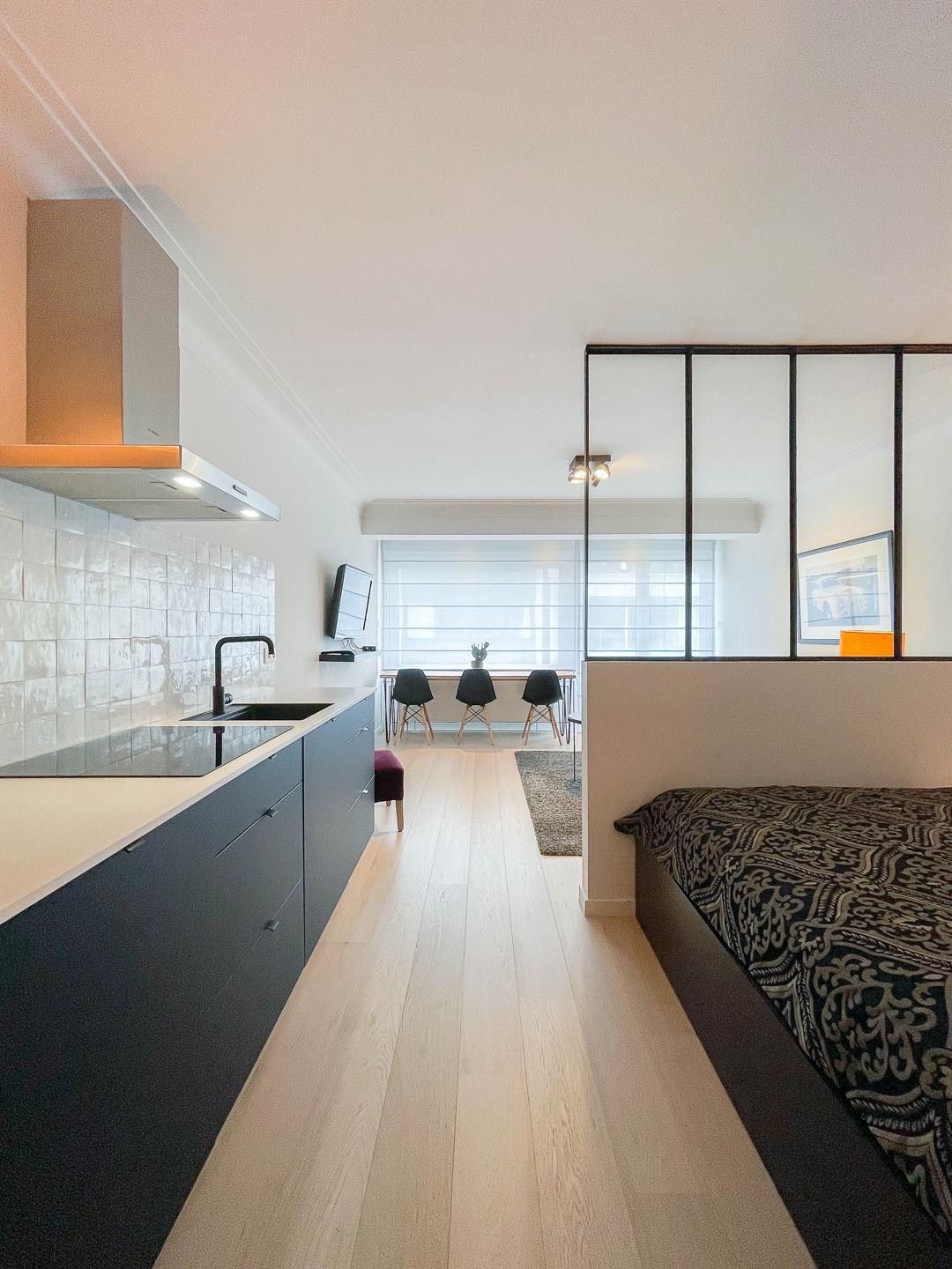 Gerenoveerde designstudio met slaaphoek centraal gelegen op de Kustlaan 