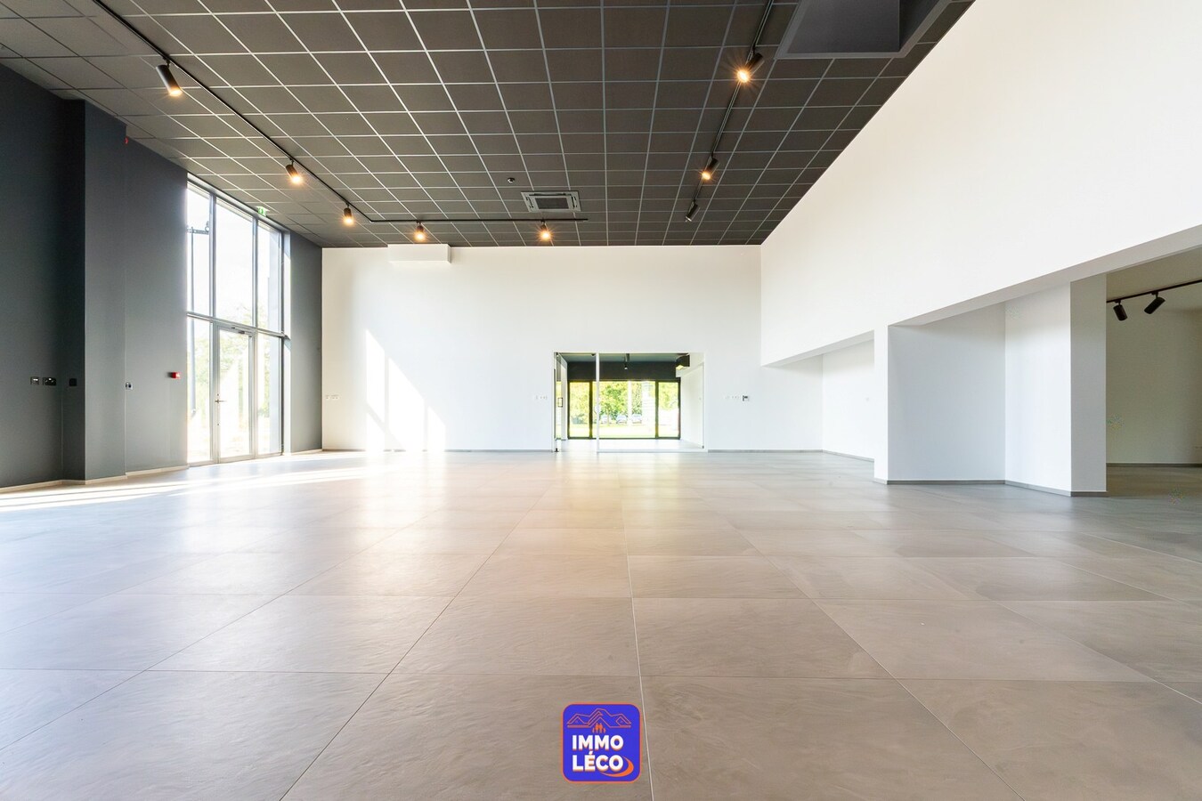 Show-Room rénové de 470m² offrant une situation exceptionnelle, parking et jardin. 