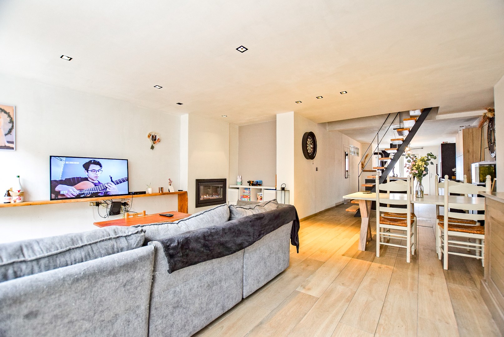 Instapklare rijwoning met 3 slaapkamers en tal van mogelijkheden. 