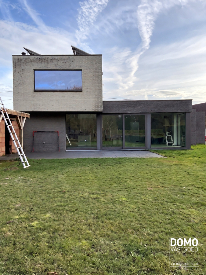 MODERNE WONING MET 3 SLAAPKAMERS, PRAKTIJKRUIMTE EN TUIN TE HUUR IN KERMT! 
