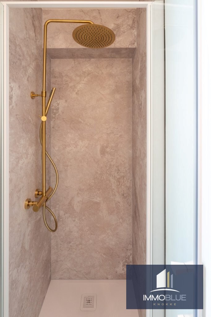 Appartement entièrement rénové et lumineux, situé dans une petite résidence. 