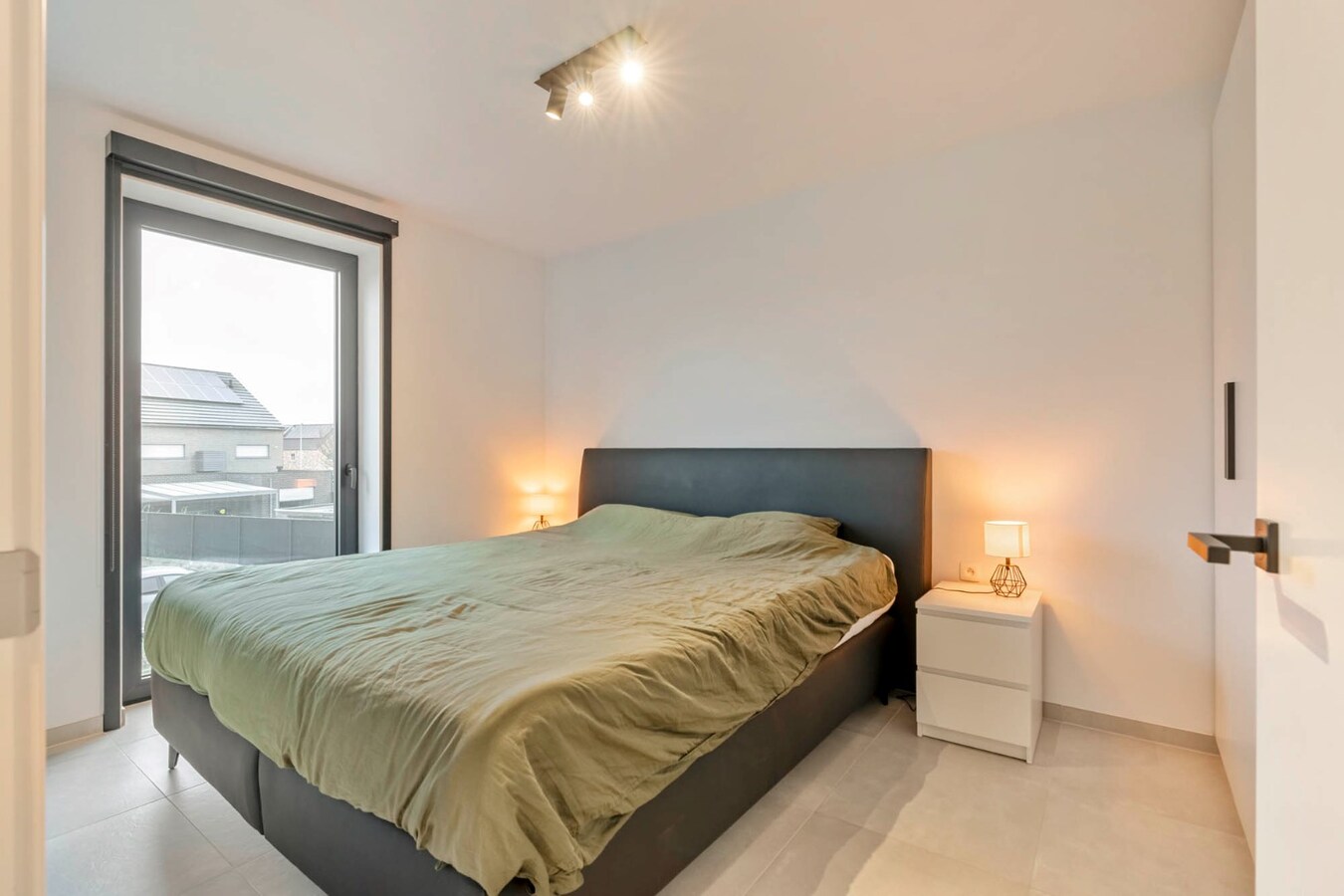 Recent duplex appartement met 2 slaapkamers en garage. 