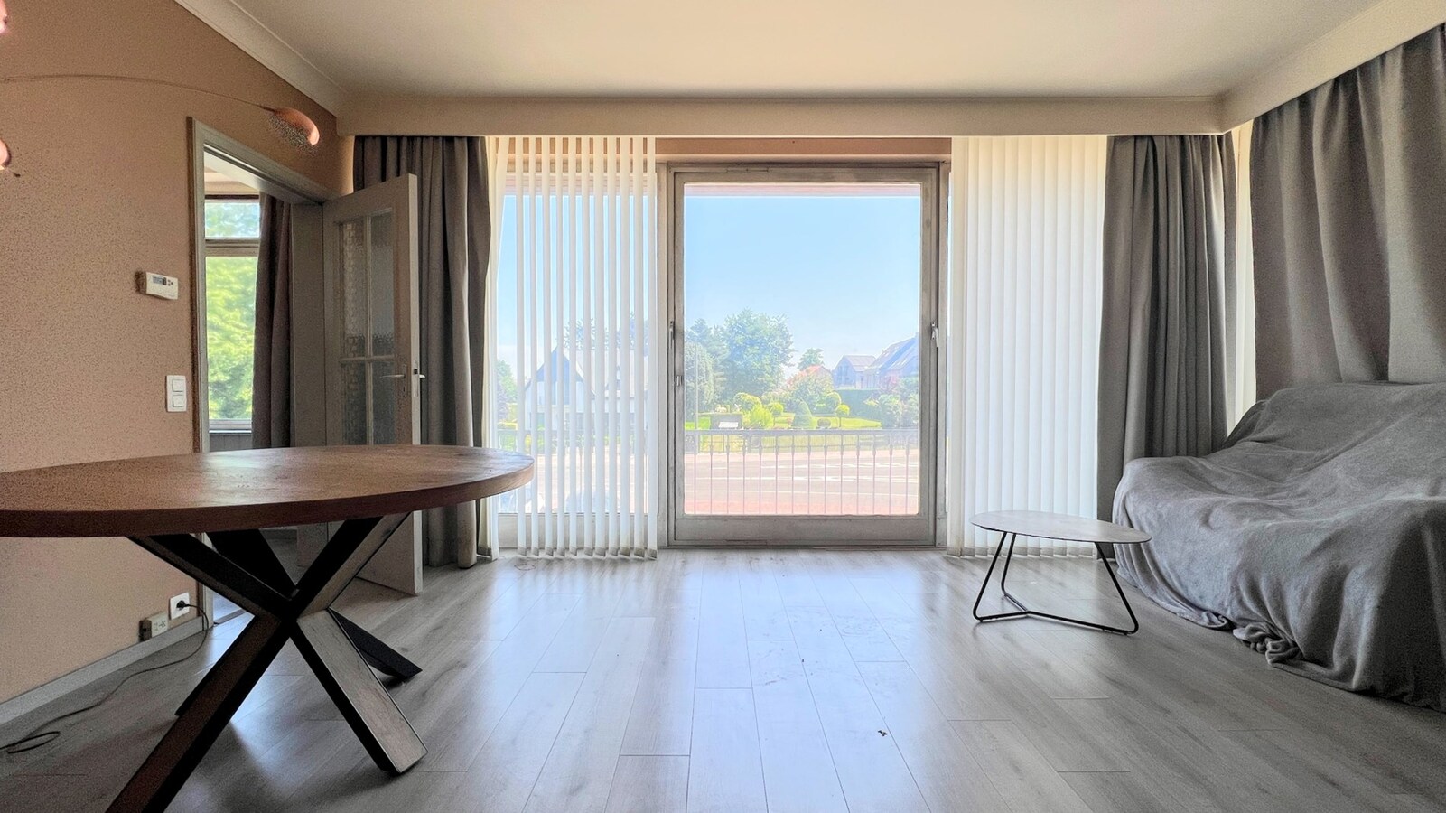 Handelspand met appartement op commerciële toplocatie 