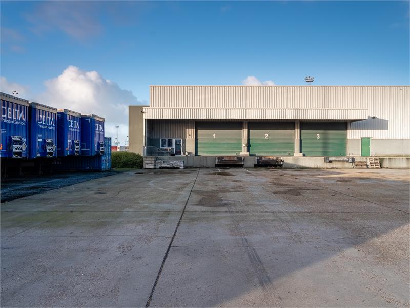 Bedrijfsgebouw met burelen en opslagruimte. 