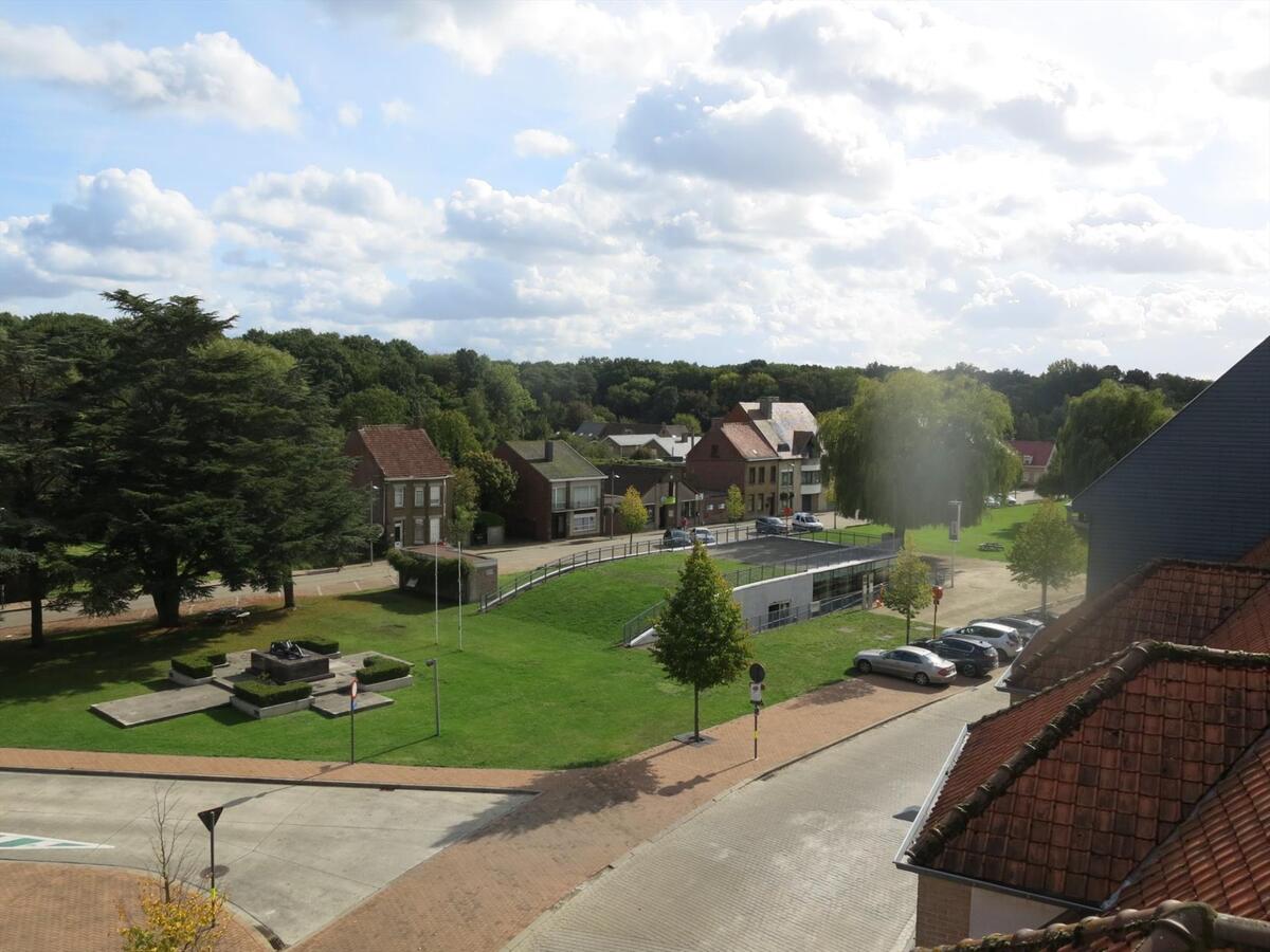 Ruim dakappartement met 2 slaapkamers op de Markt in Houthulst 