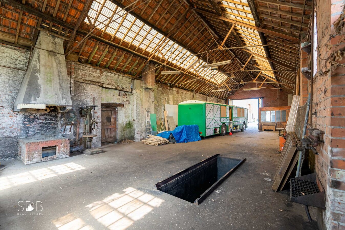 Stijlvolle villa met diverse bijgebouwen en graslanden op circa 3ha 