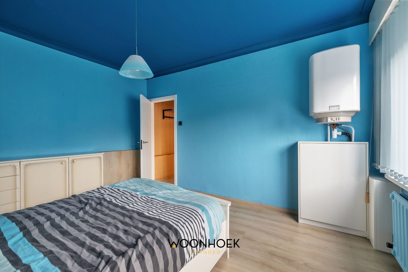 Halfopen bebouwing met 3 slaapkamers &amp; zij-ingang. 