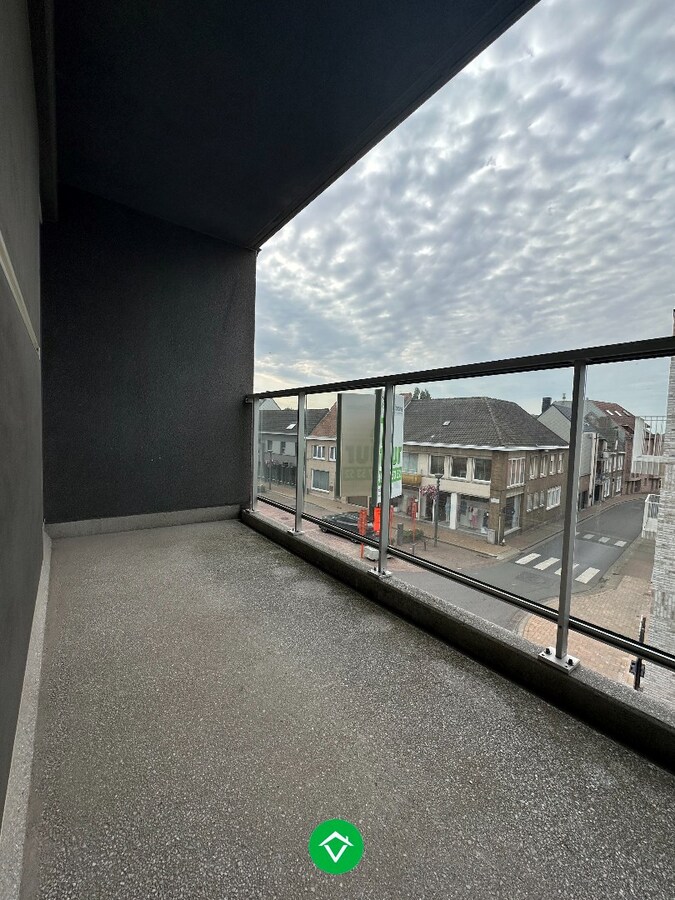 Charmant 2-slaapkamerappartement met garage en extra berging aan markt Kortemark 