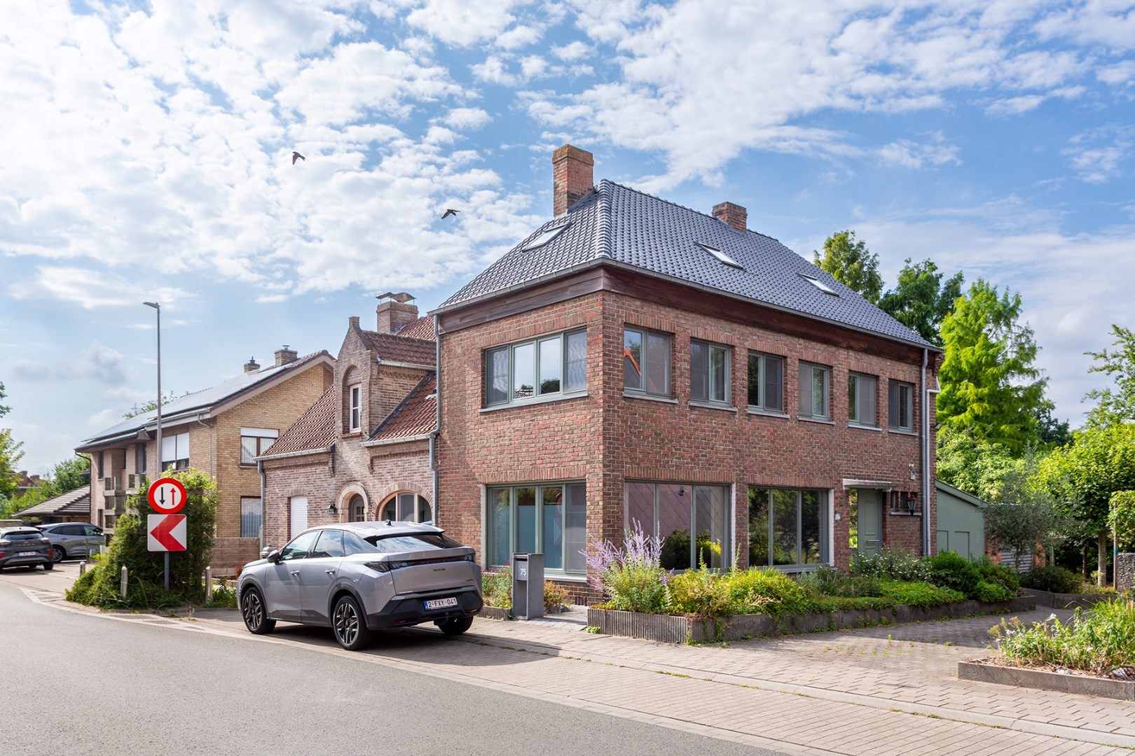 Halfopen gezinswoning met grote tuin en garage 
