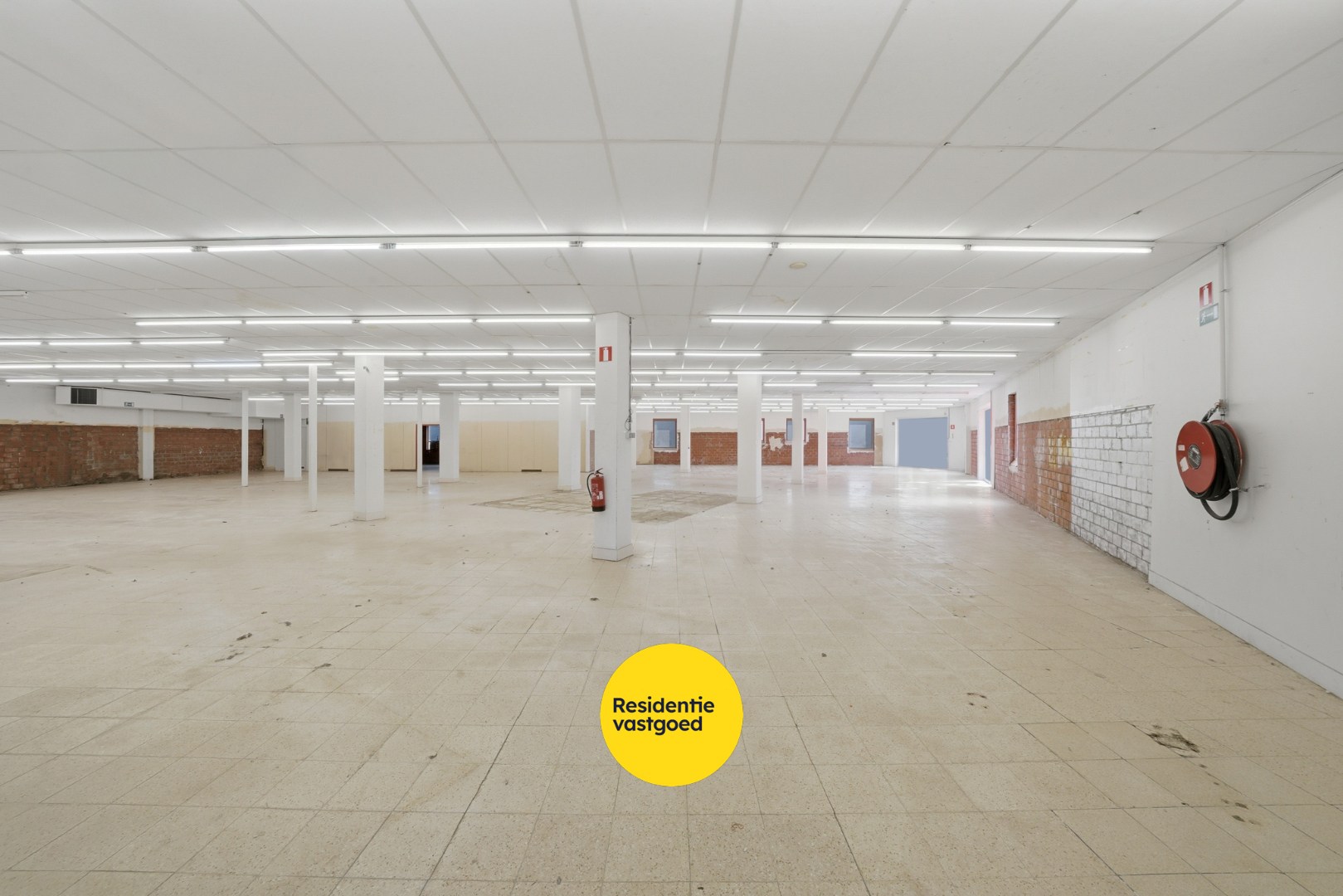 Te huur: Ruim handelspand met uitstekende visibiliteit in het centrum van Torhout 