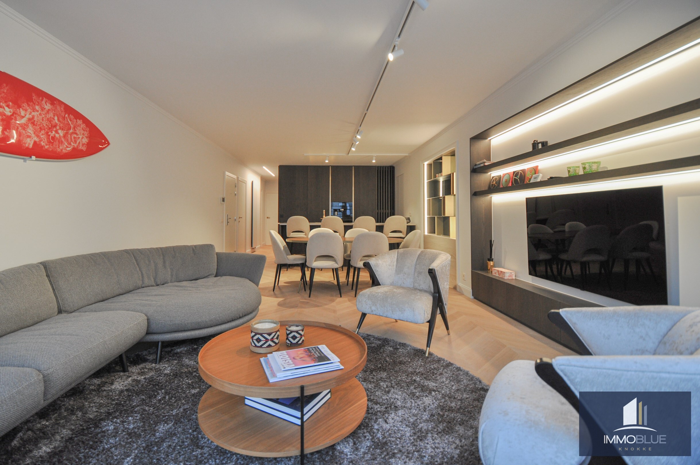 Hoogwaardig volledig gerenoveerd appartement met zijdelings zeezicht en zicht op de Kustlaan. 