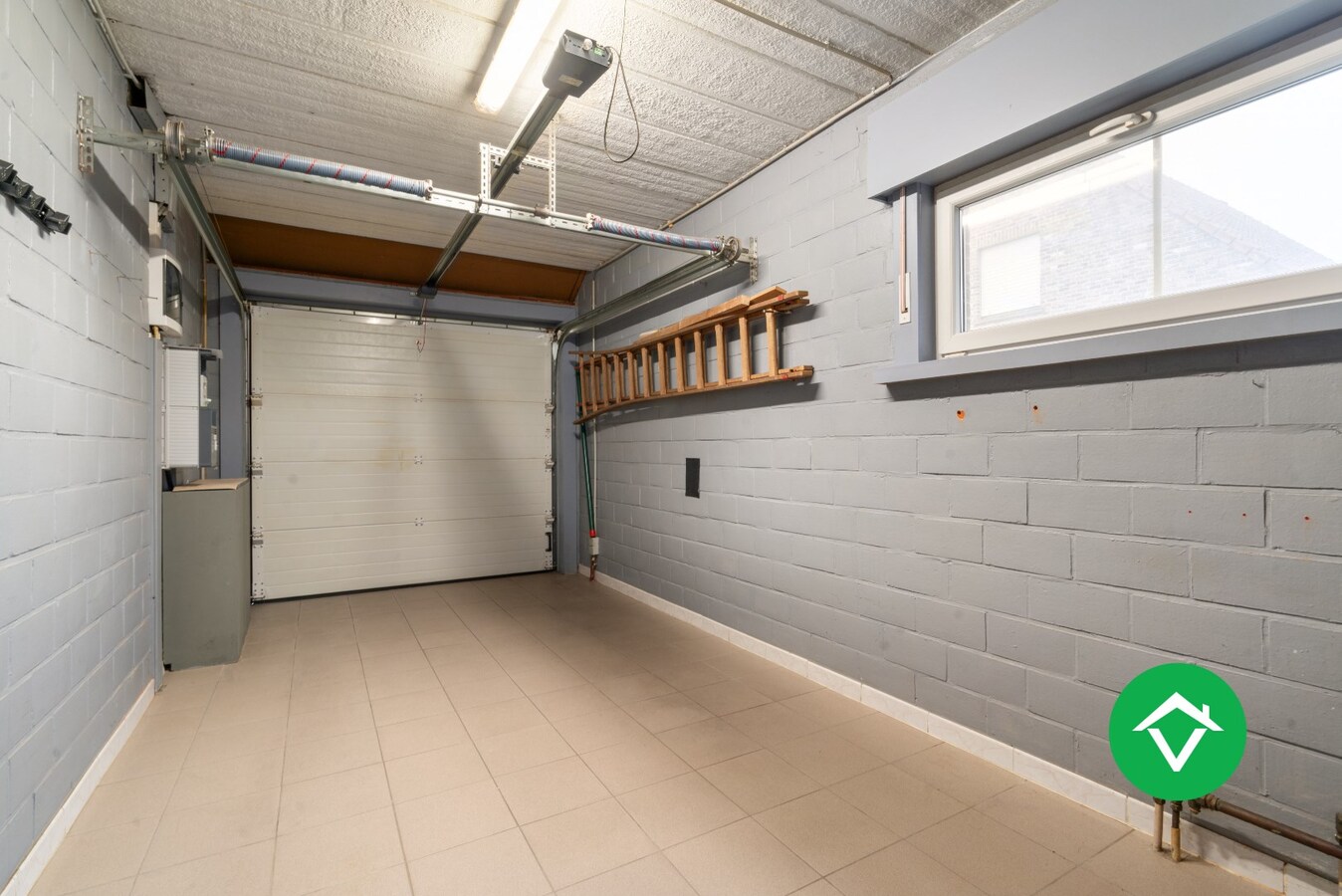 Ruime alleenstaande woning met 3 slaapkamers, tuin en garage te Roeselare 