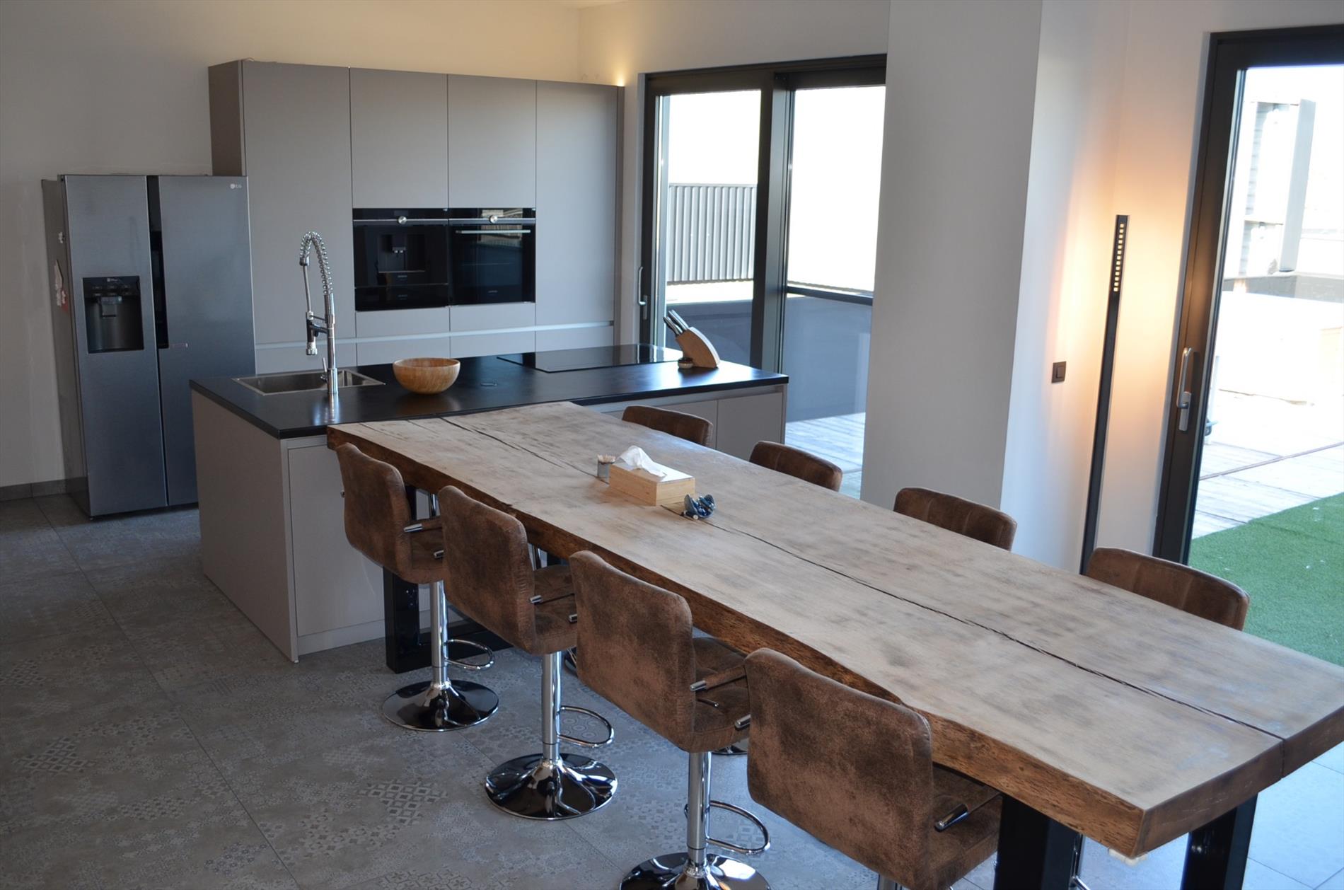 Magazijn (+/- 650m²), nieuwbouw duplex loft en bureau op 921m² goed gelegen te Maldegem 