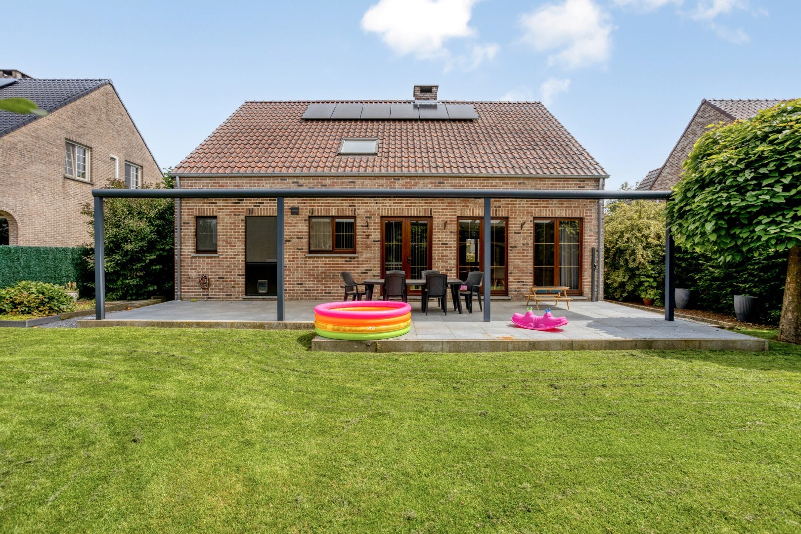 Achtergevel en overdekt terras