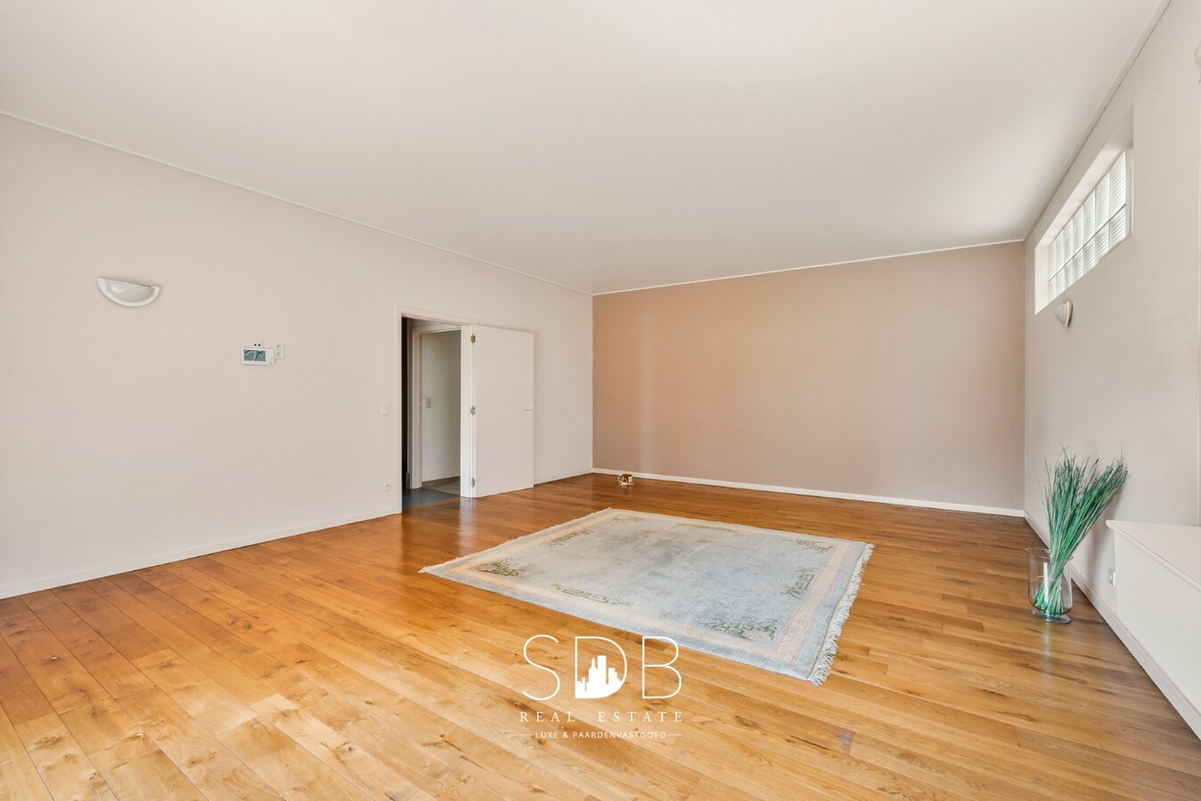 Hedendaagse villa met gezinstuin en graslanden op 7.496m² 