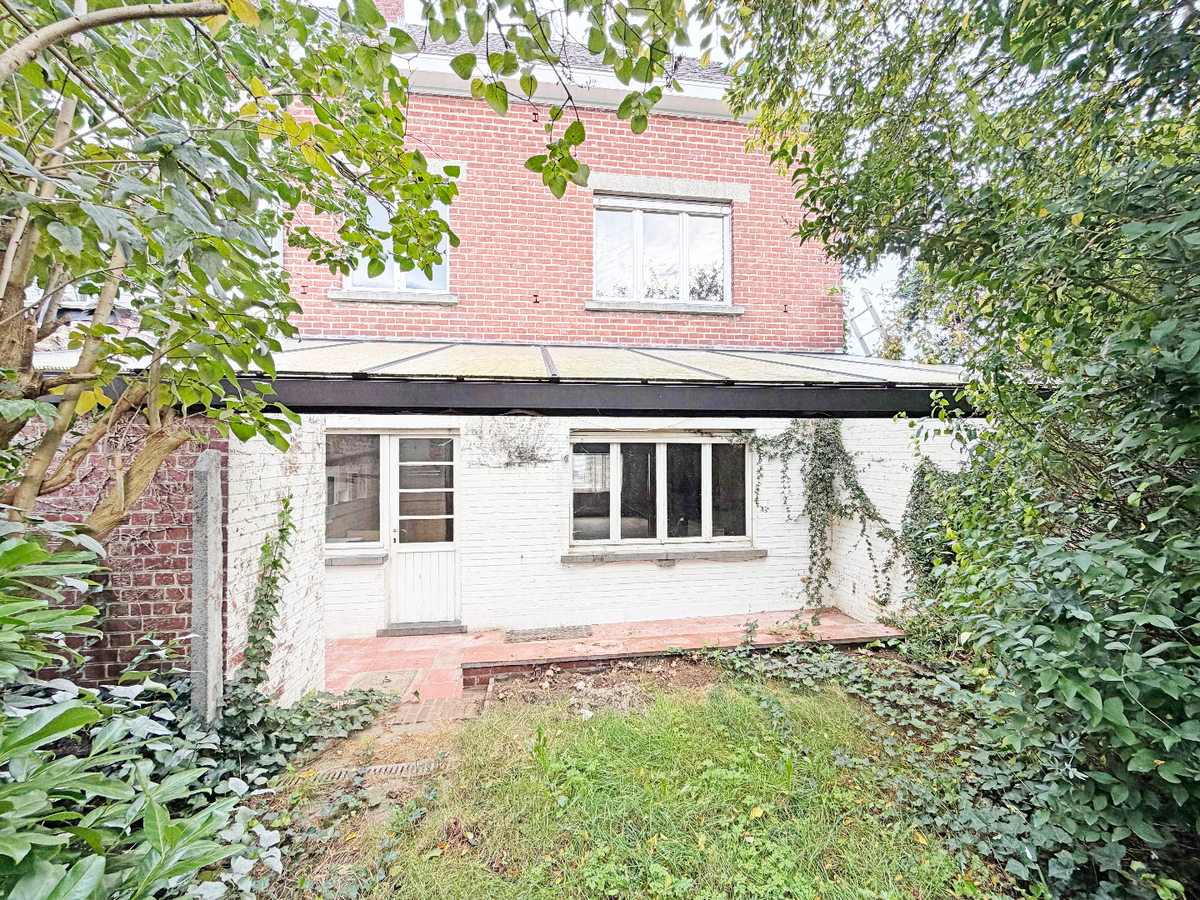 Ruime, te renoveren woning met garage en tuin te Bevegem 