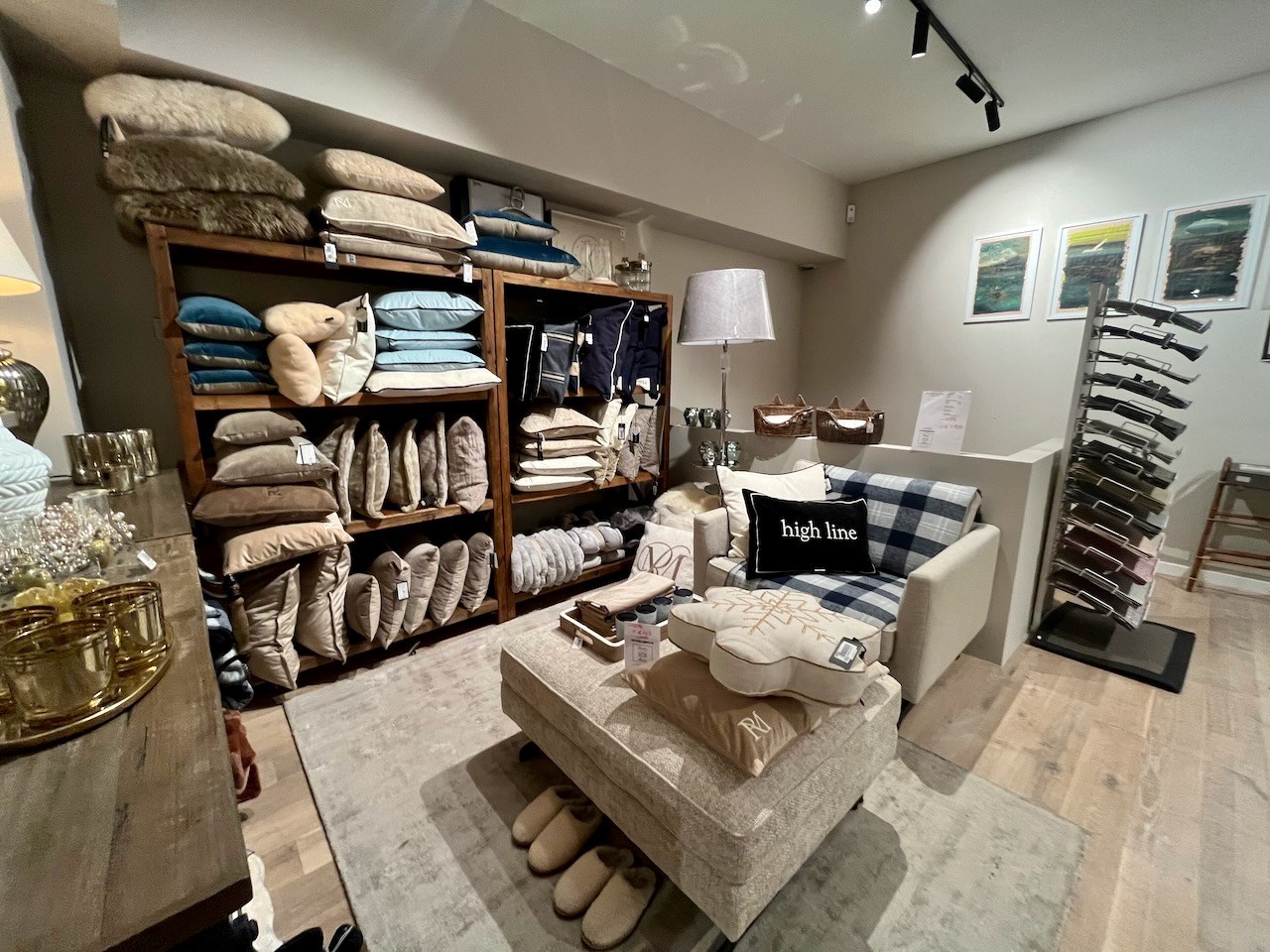 Local commercial lumineux avec une largeur de façade spacieuse (8m) et une vitrine de 22m. 