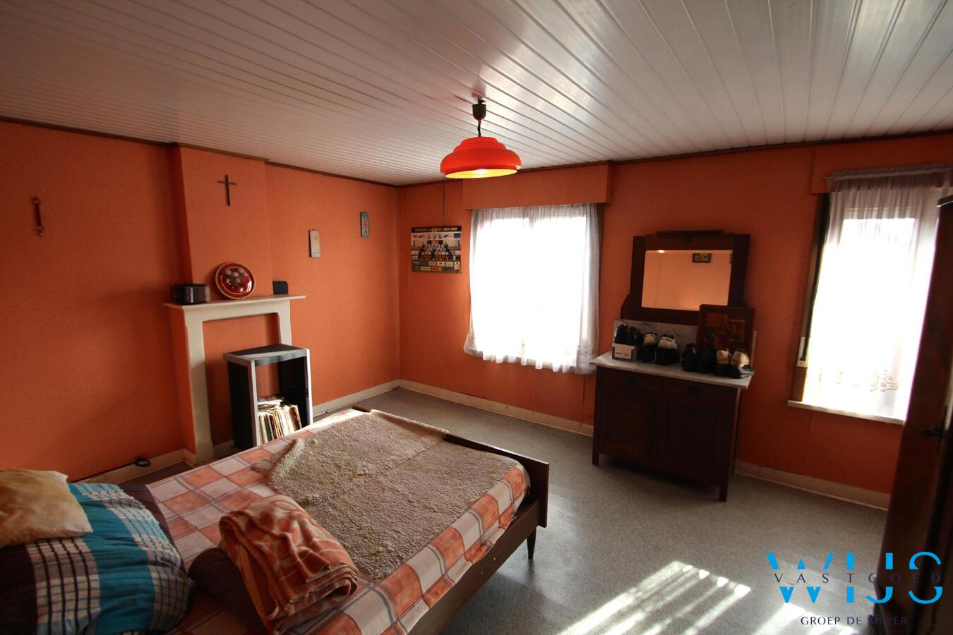 Op te frissen half- open bebouwiing op een perceel van 295m² 