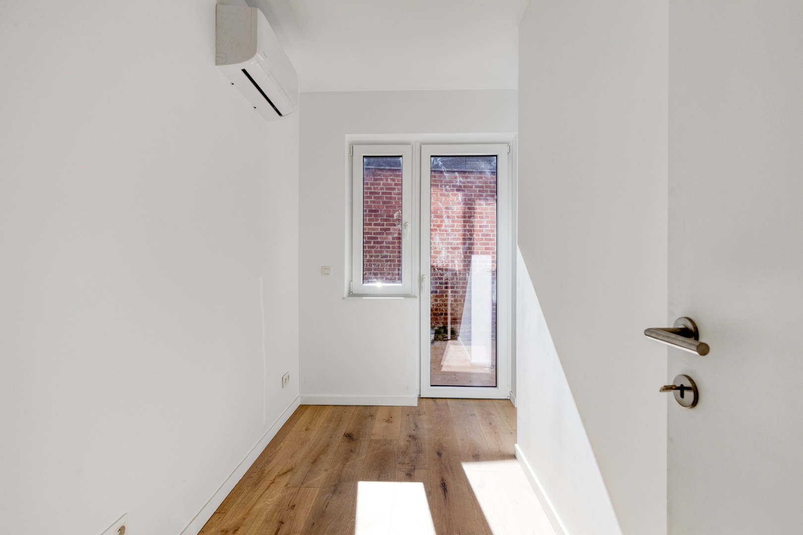 Volledig gerenoveerd en bemeubelde appartement met slaapkamer en bureau en terras in centrum Leuven! 