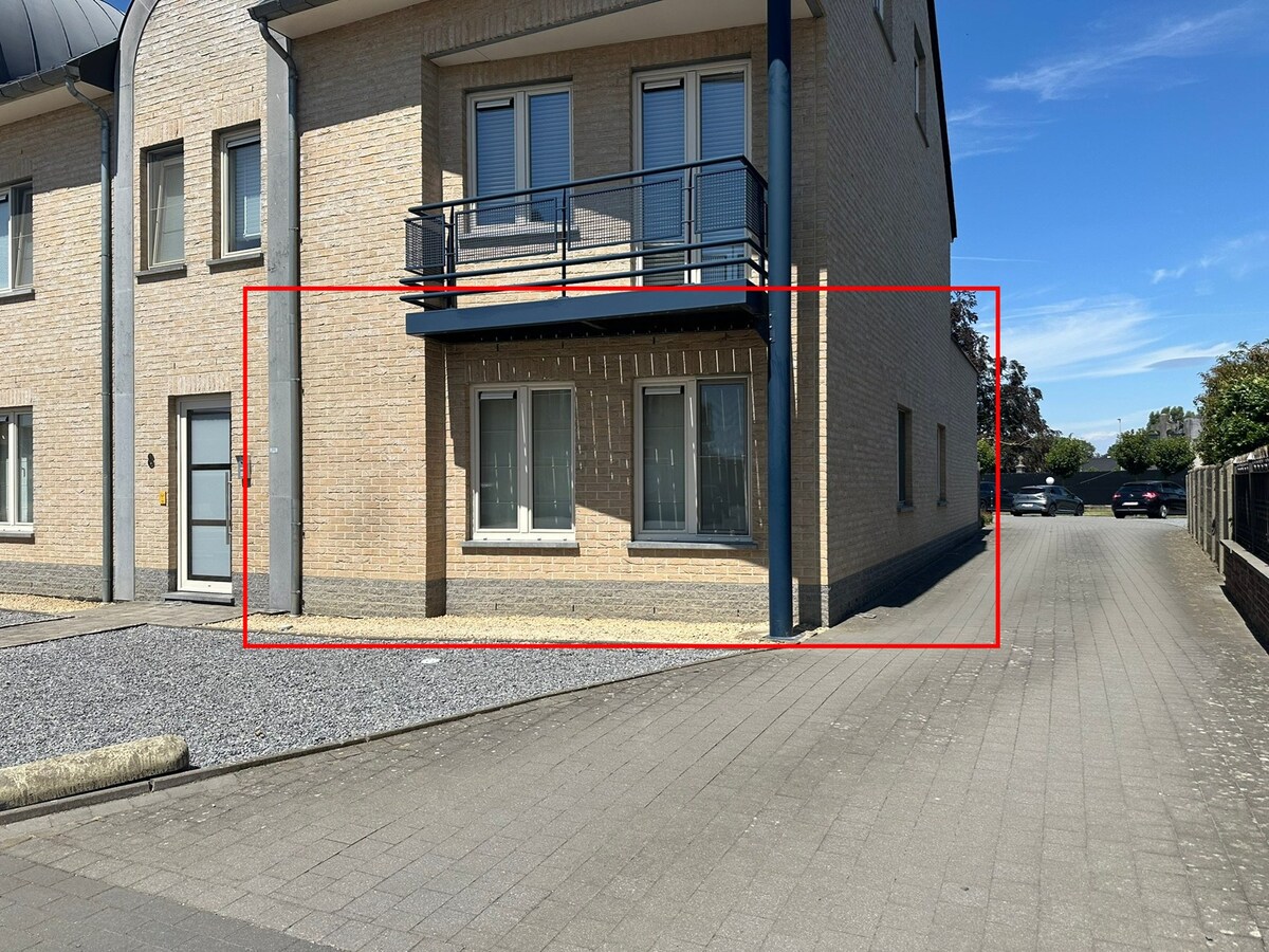 Gelijkvloers 3-gevel appartement met tuintje 