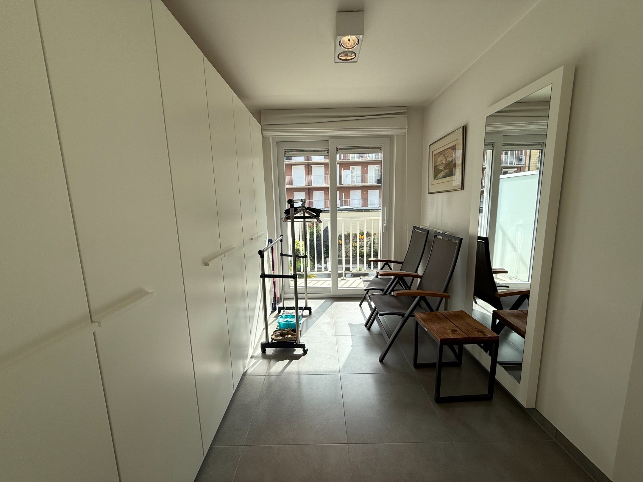 Heel goed gelegen en netjes onderhouden appartement met een open zicht en 2 slaapkamers gelegen in de Koningslaan, vlakbij de Zeedijk. 