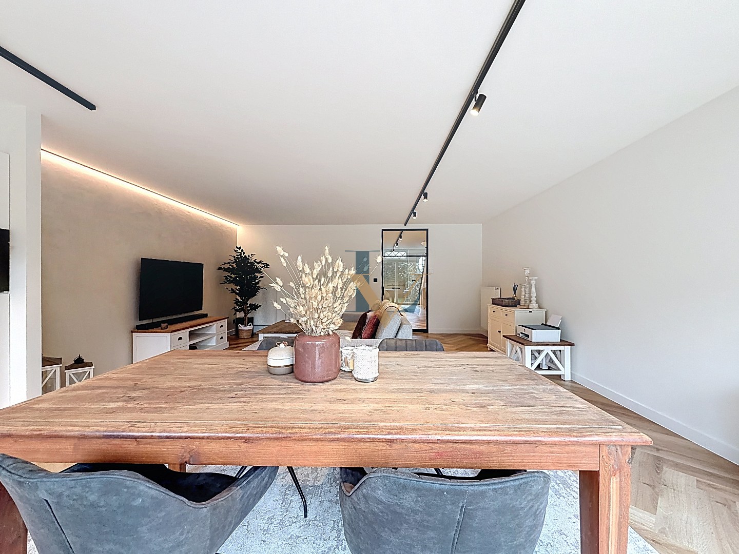 Charmante gerenoveerde rijwoning in pastoriestijl te koop in centrum Schilde 