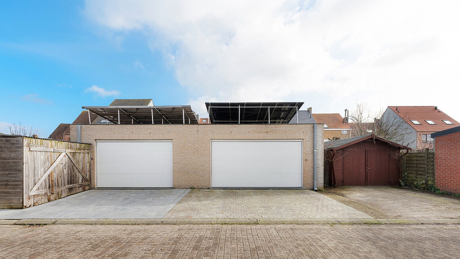 Instapklare en ruime gezinswoning met dubbele garage in het hart van Zeebrugge. 