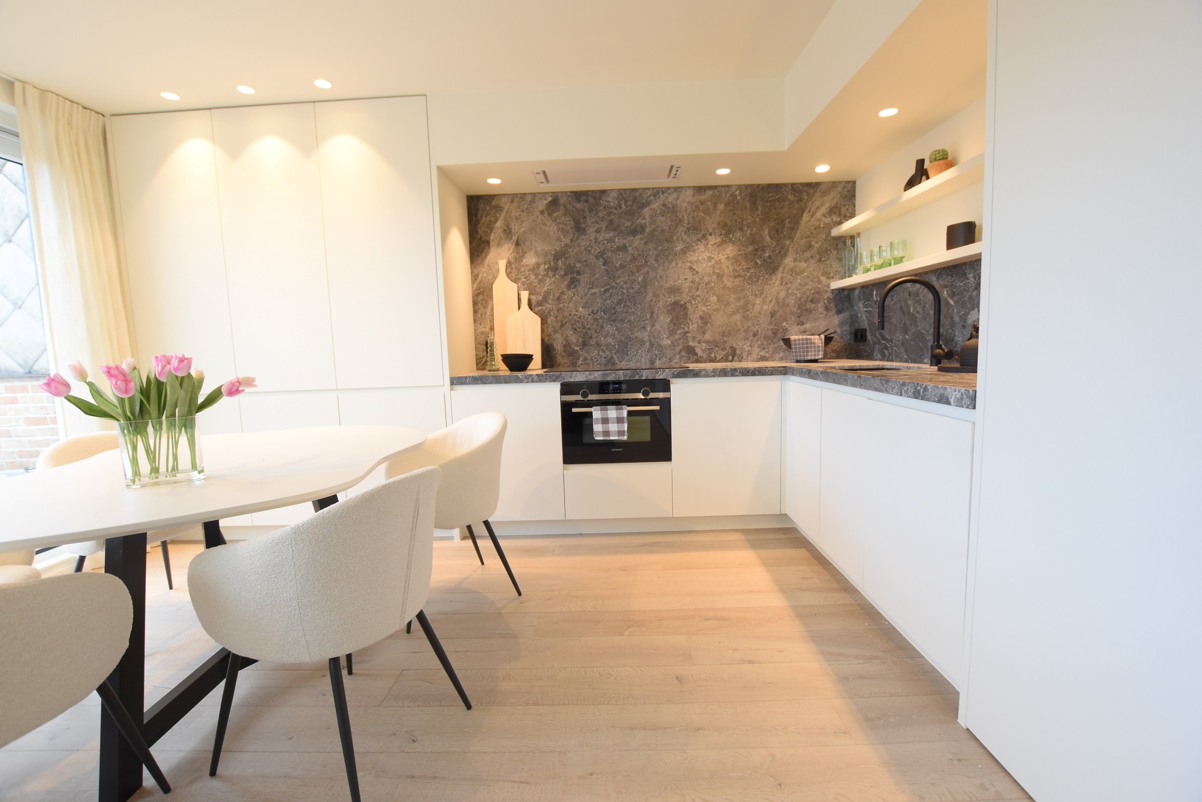 Appartement sous les toits entièrement rénové avec terrasses ensoleillées à 20 mètres à pied de la digue Albertstrand. 