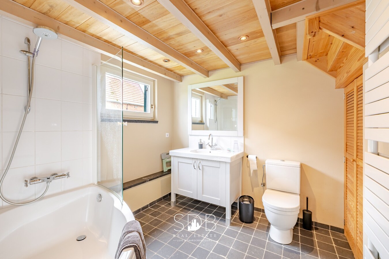 Landelijke woning met authentiek gastenhuis, stalgebouw, graslanden en buitenpiste op 20.285m² 
