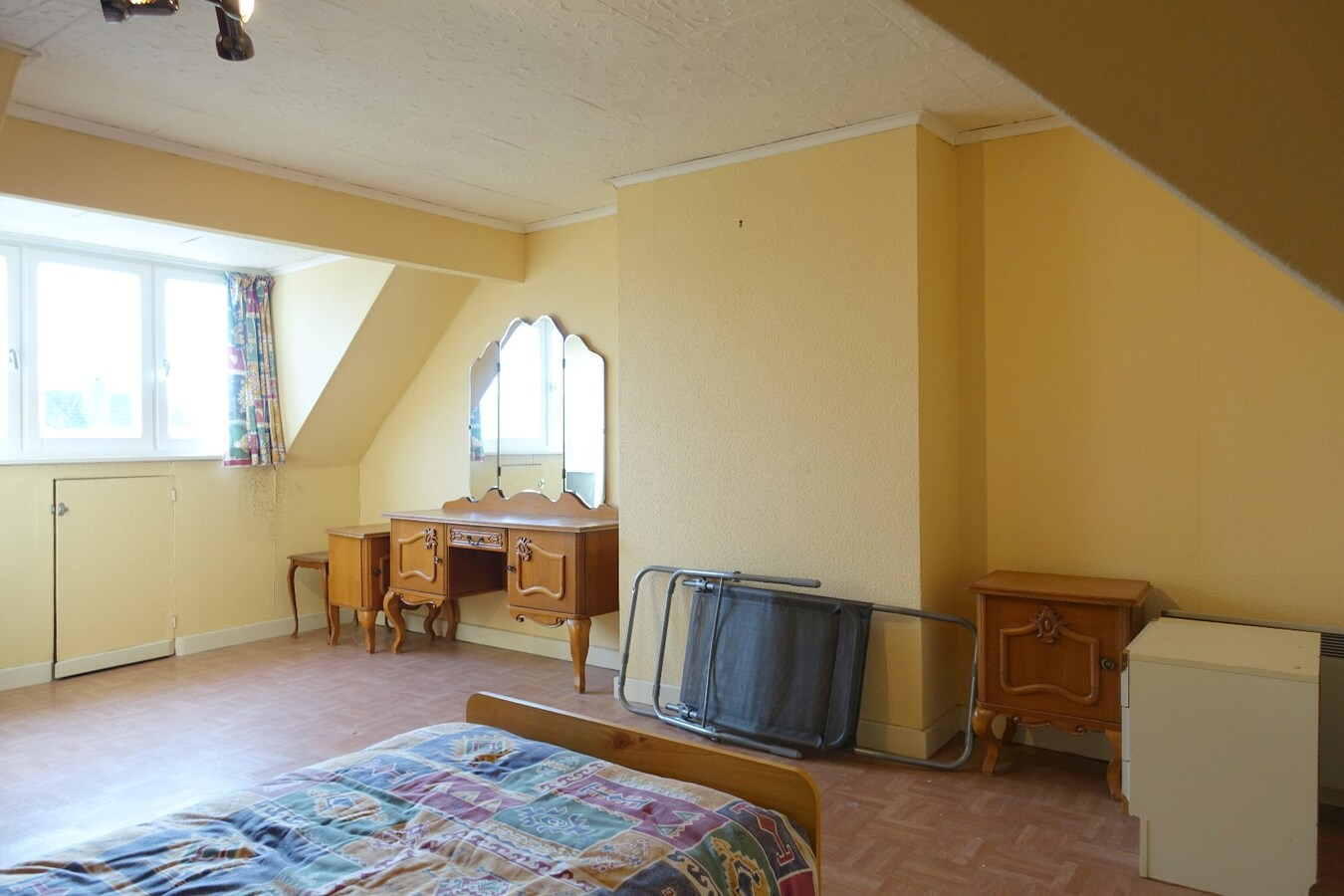 Rustig gelegen instapklare rijwoning met nabij gelegen garagebox 