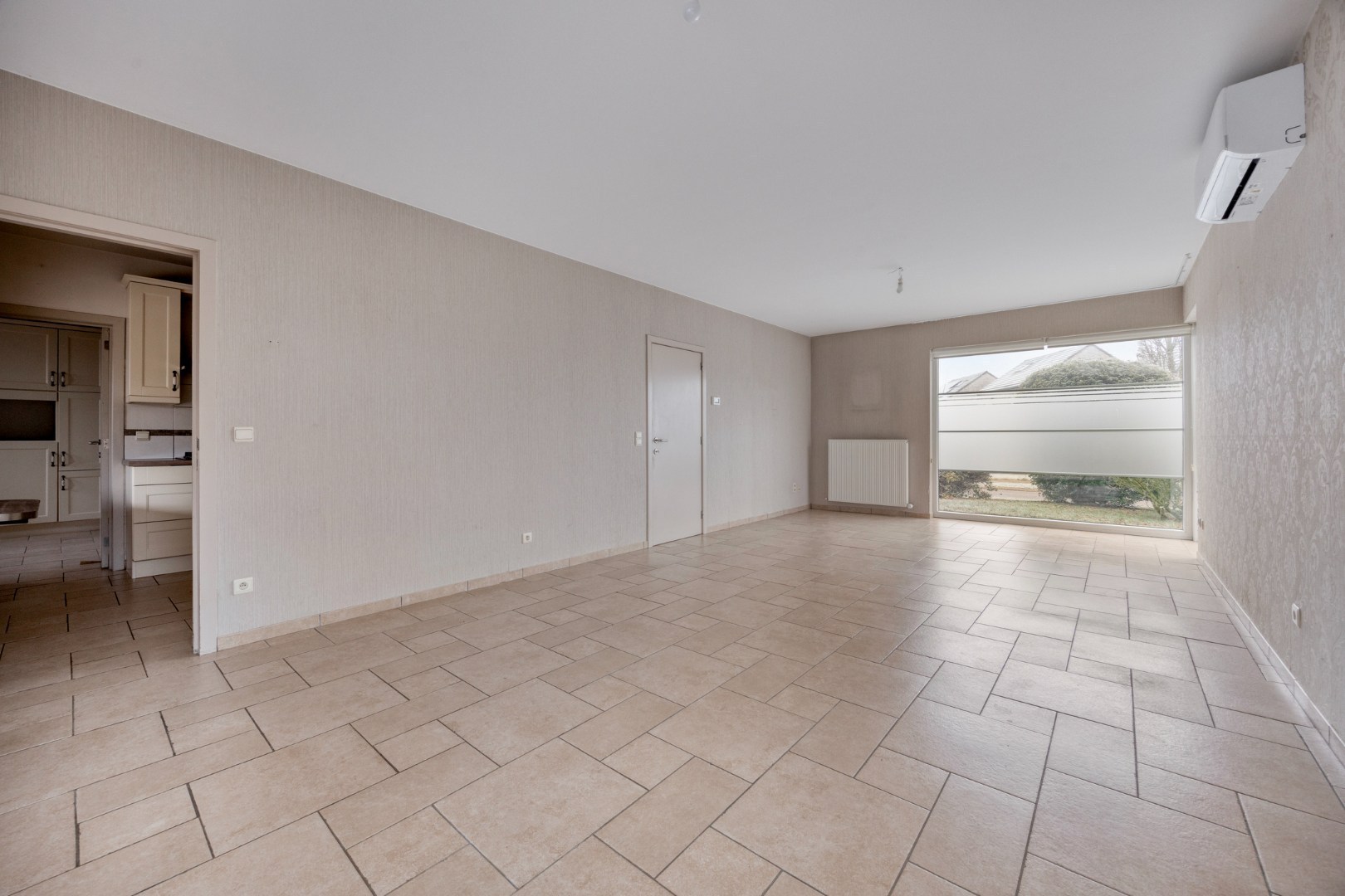 woonkamer met doorgang keuken