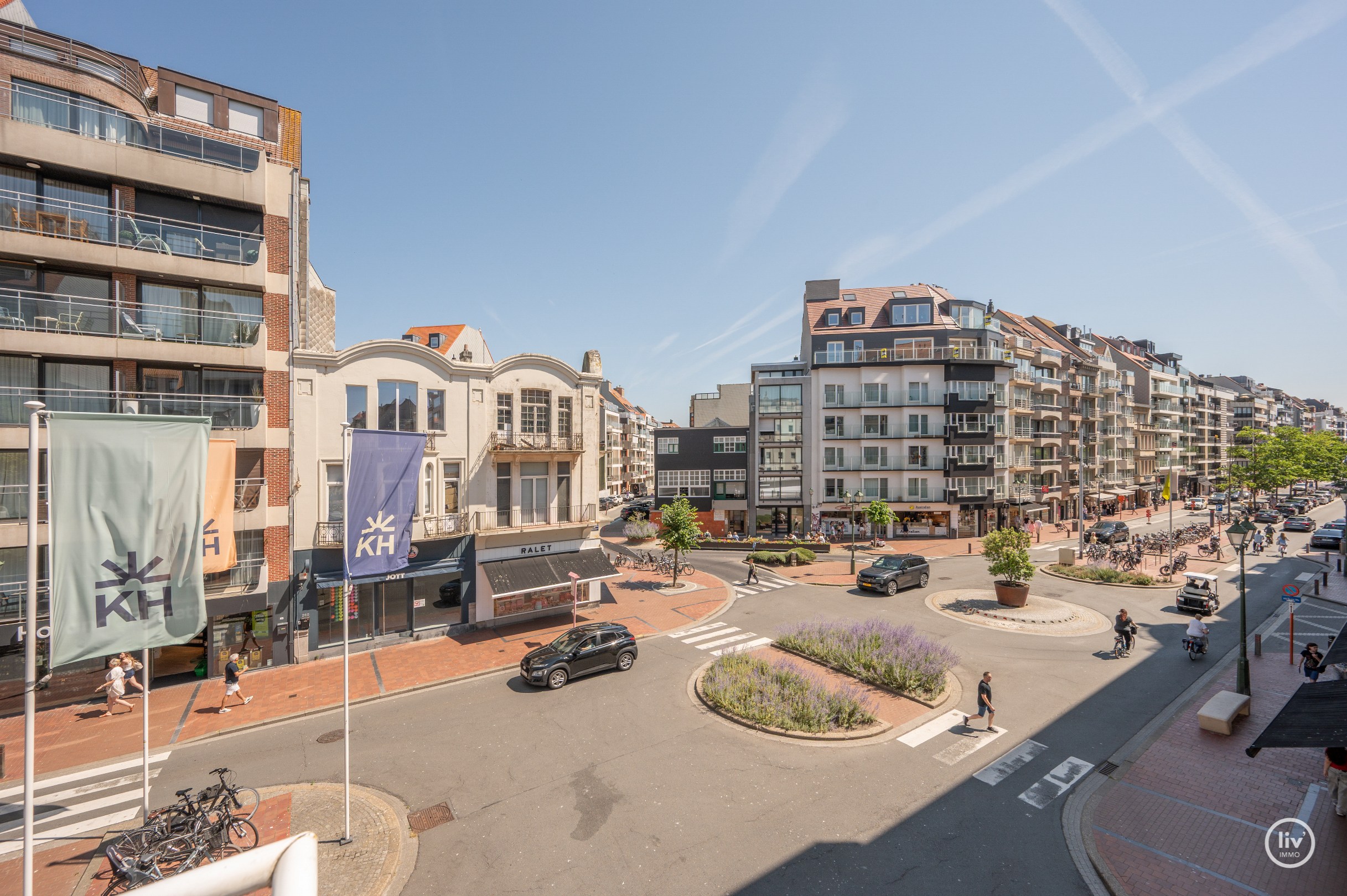 Prachtig, ruim (131 m2) HOEKappartement, volledig gerenoveerd centraal gelegen op de Lippenslaan vlakbij de zeedijk te Knokke. 