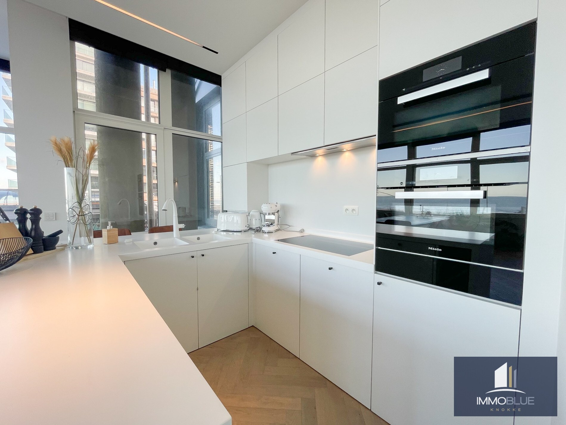 Uitzonderlijk, luxueus afgewerkt hoekappartement met frontaal zeezicht. 