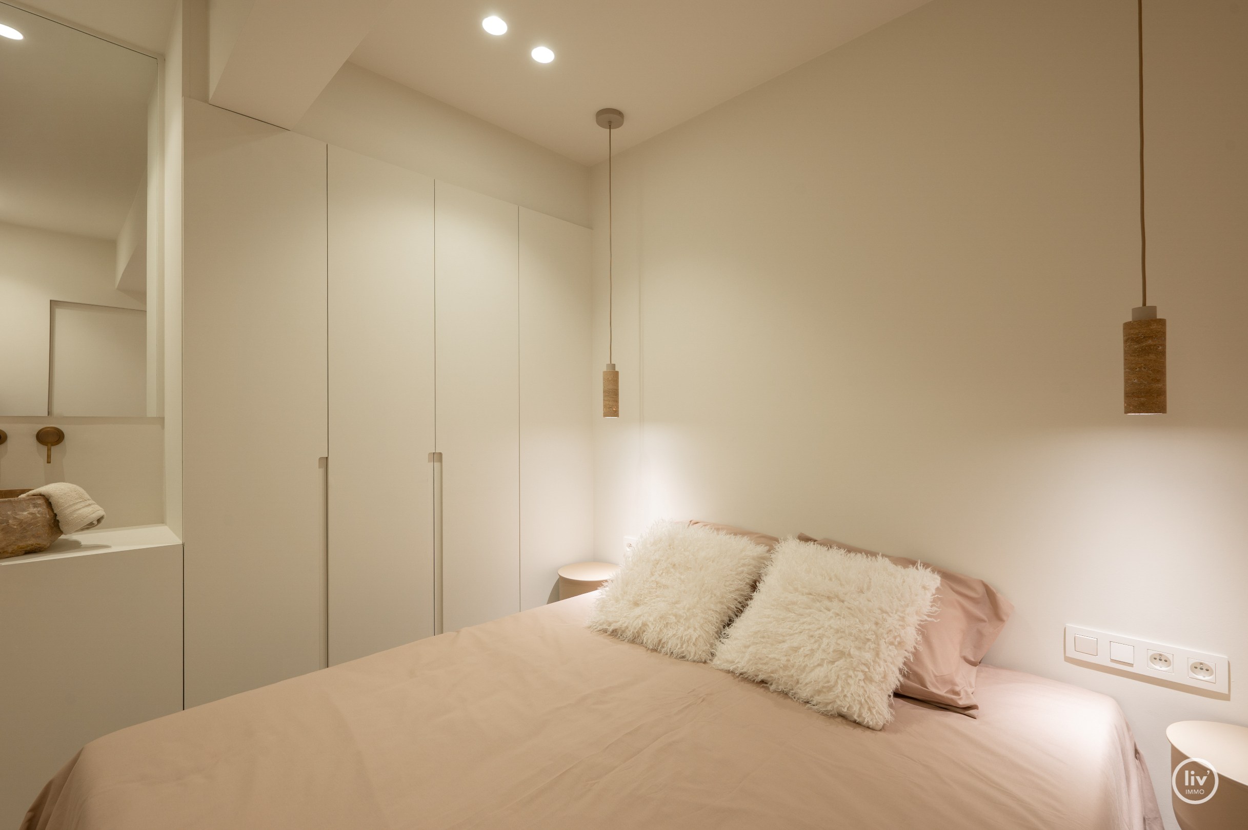Luxueus volledig gerenoveerd 3 slaapkamer appartement te Lippenslaan gelegen op wandelafstand van het Albertstrand. 