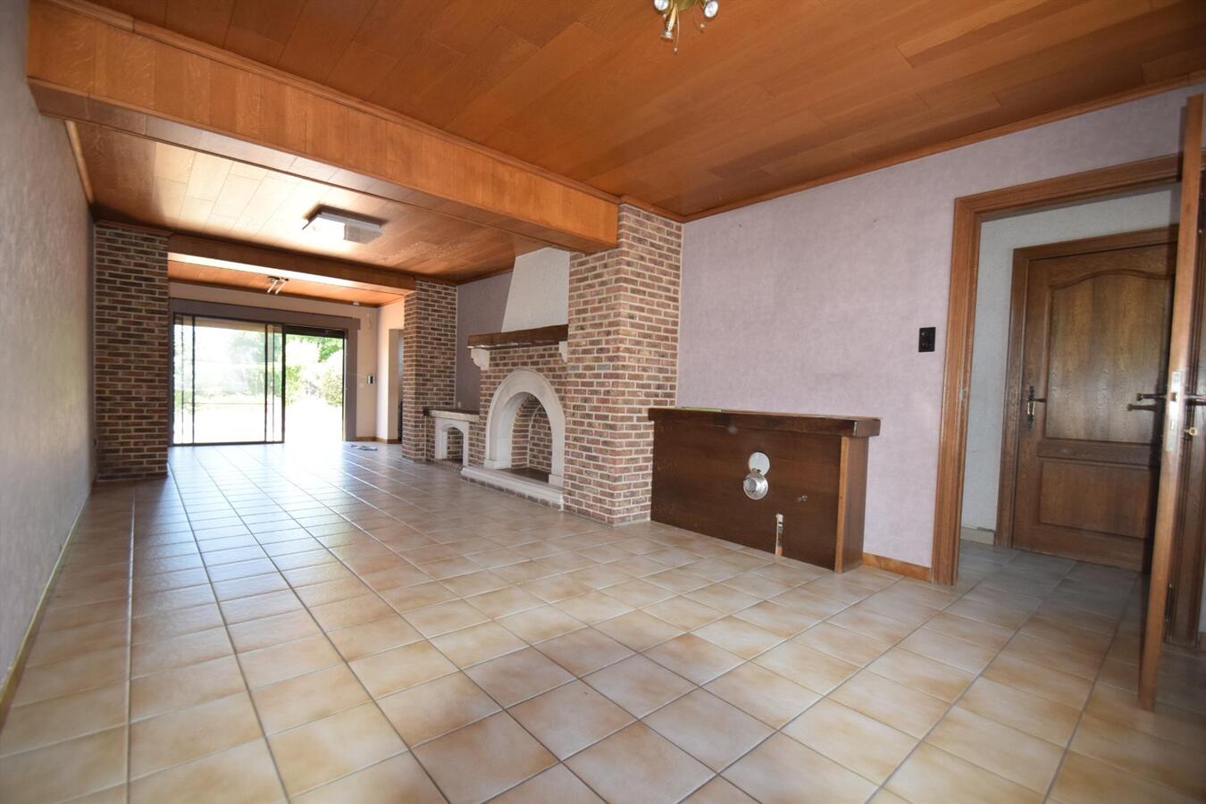 Ruime op te knappen woning met garage + zongerichte tuin, op 538 m² grond 