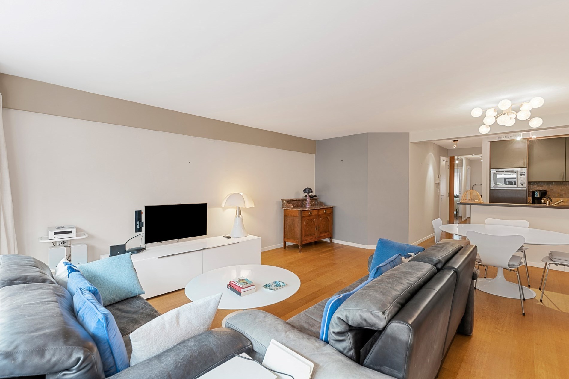 Instapklaar appartement met 2 slaapkamers gelegen in het centrum van Knokke. 